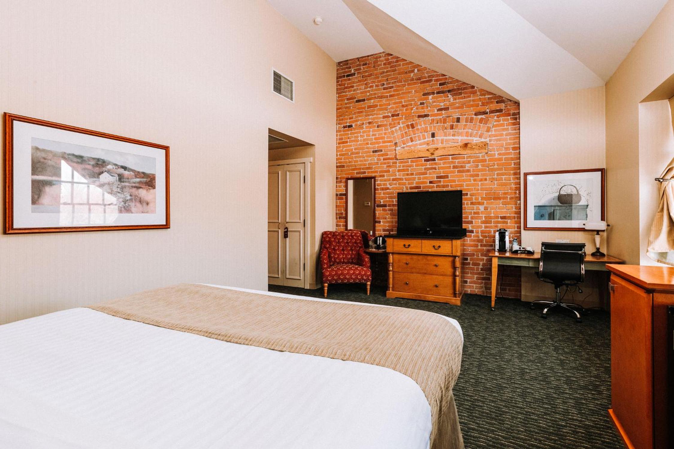 Deluxe King Room - Photo 10