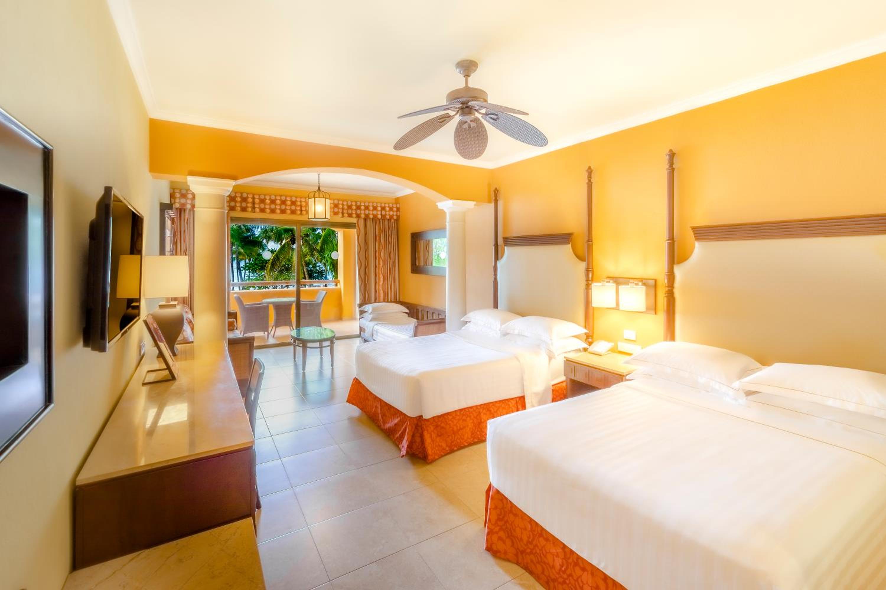 Junior Suite Ocean Front Premium Level (3 Adults + 1 Child)