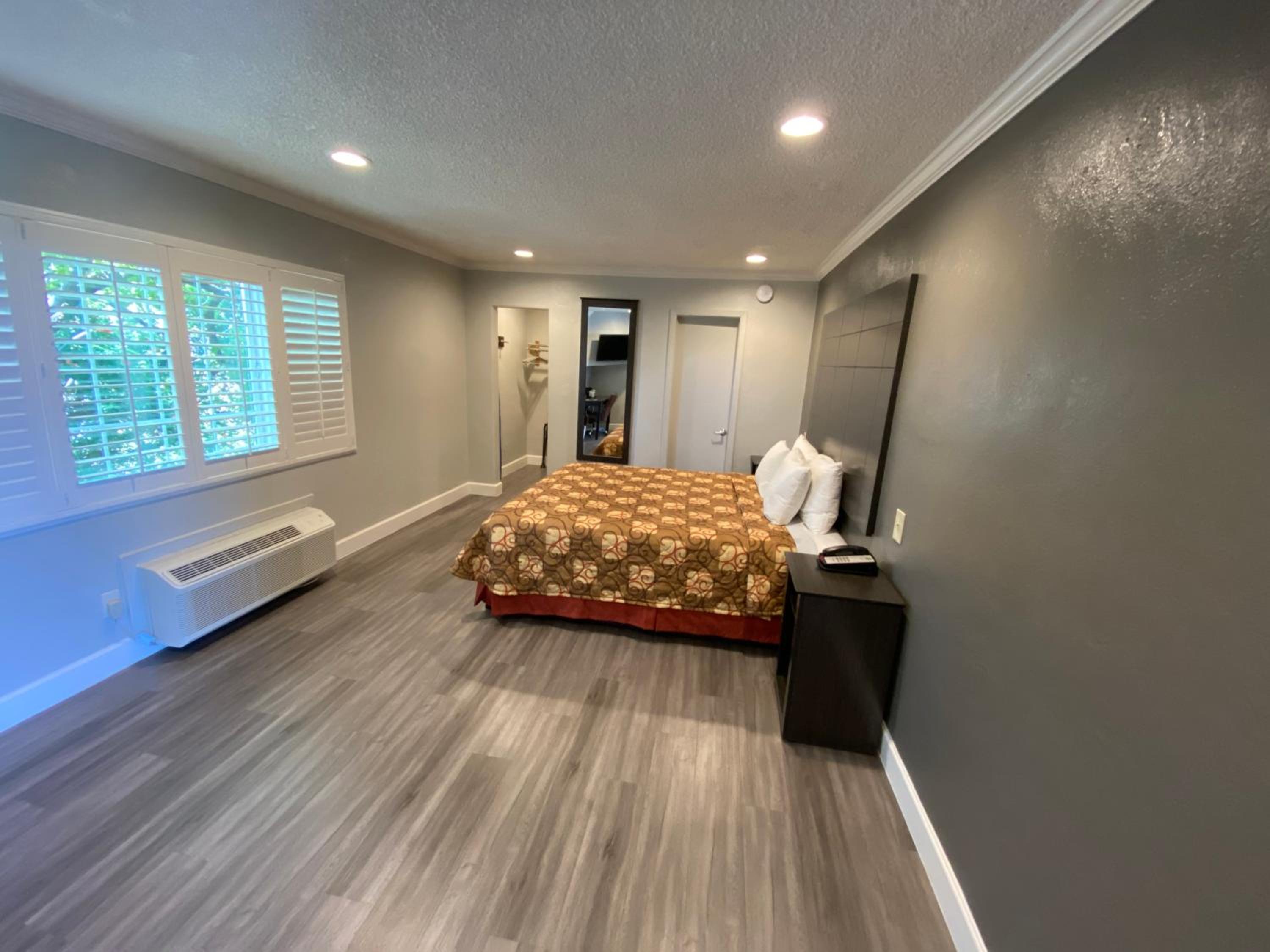 Deluxe King Room photo 1