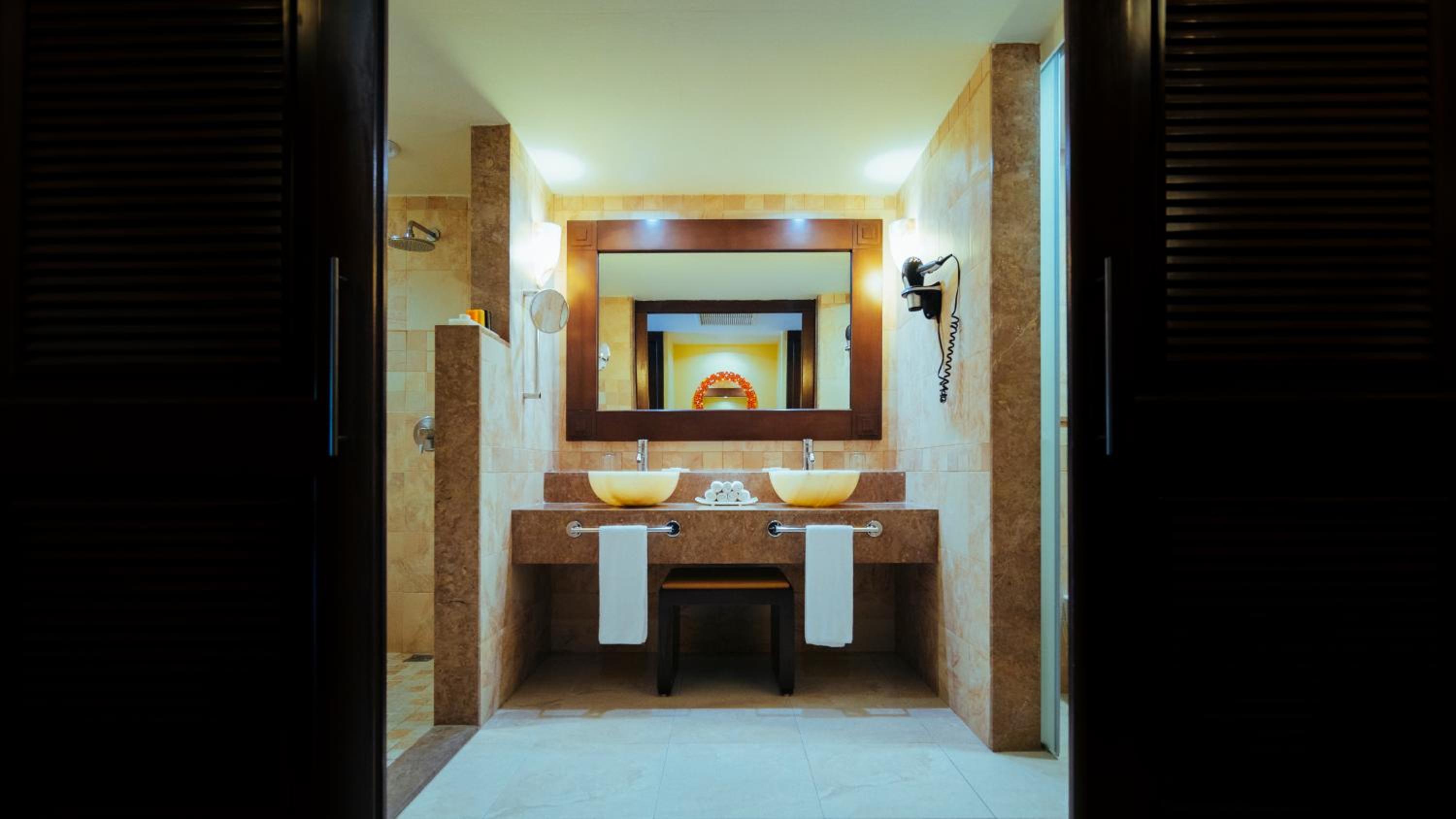 Junior Suite Ocean Front Premium Level (3 Adults + 1 Child)