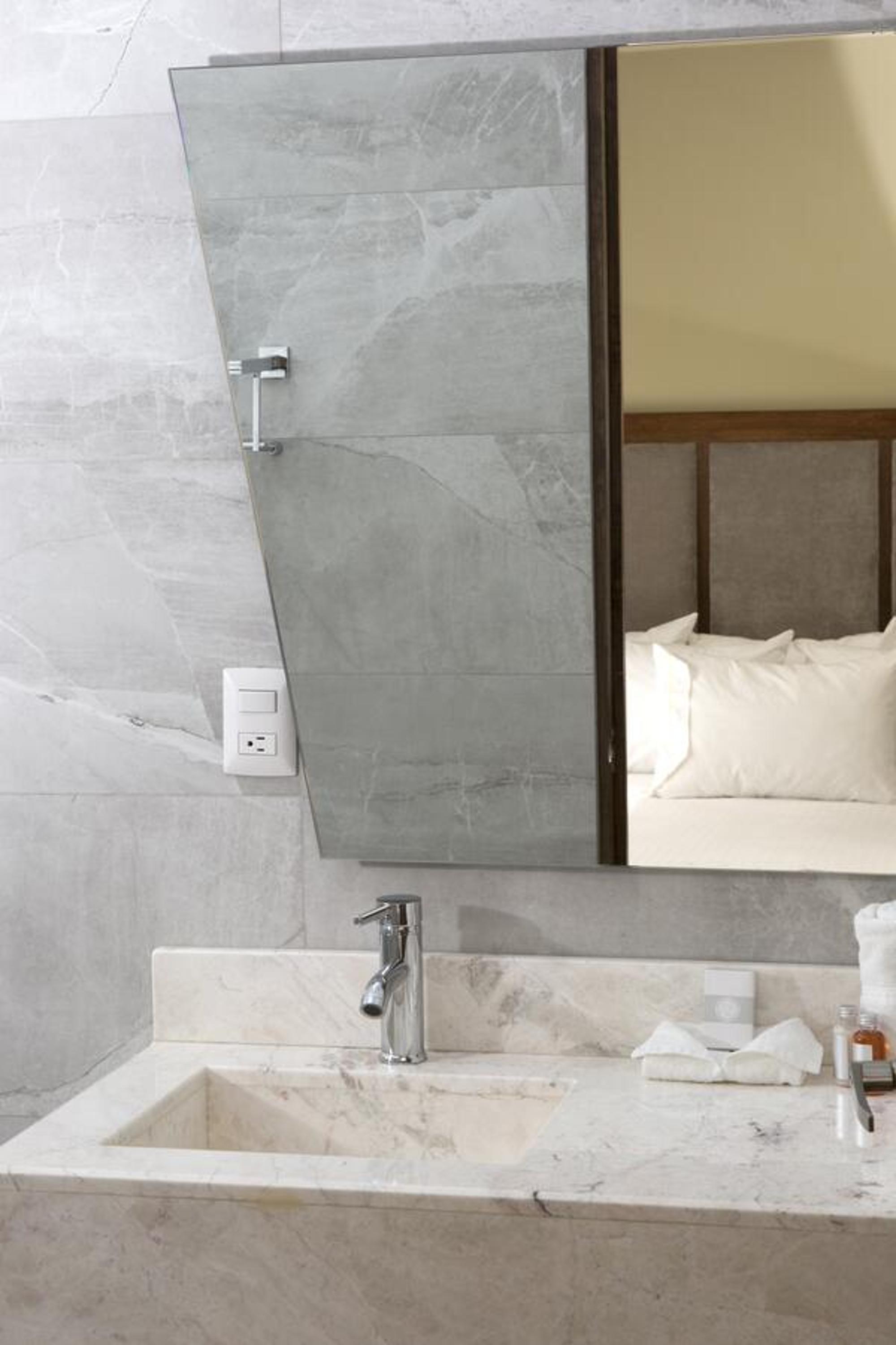 Deluxe Queen Suite - Photo 3
