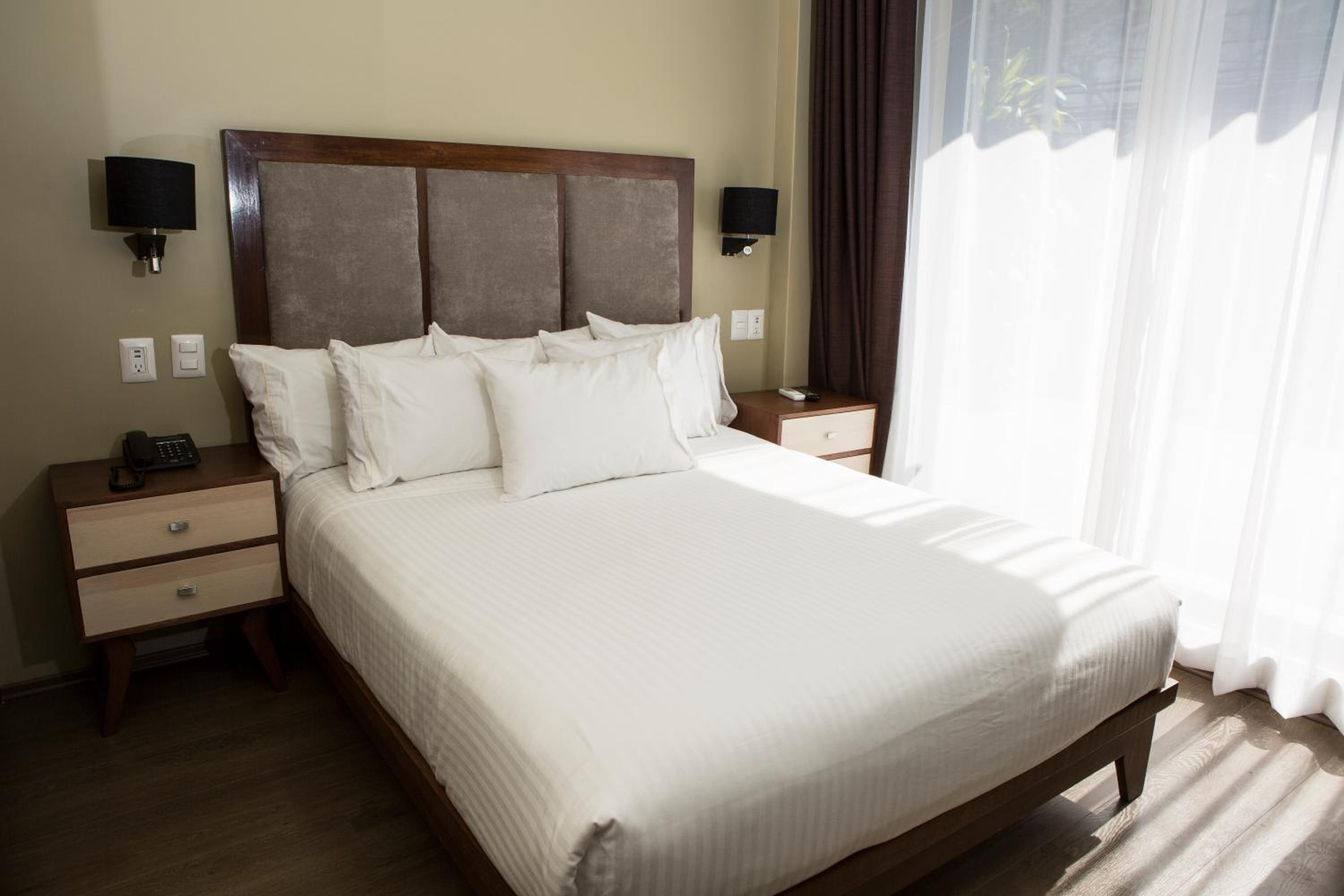 Deluxe Queen Suite - Photo 5