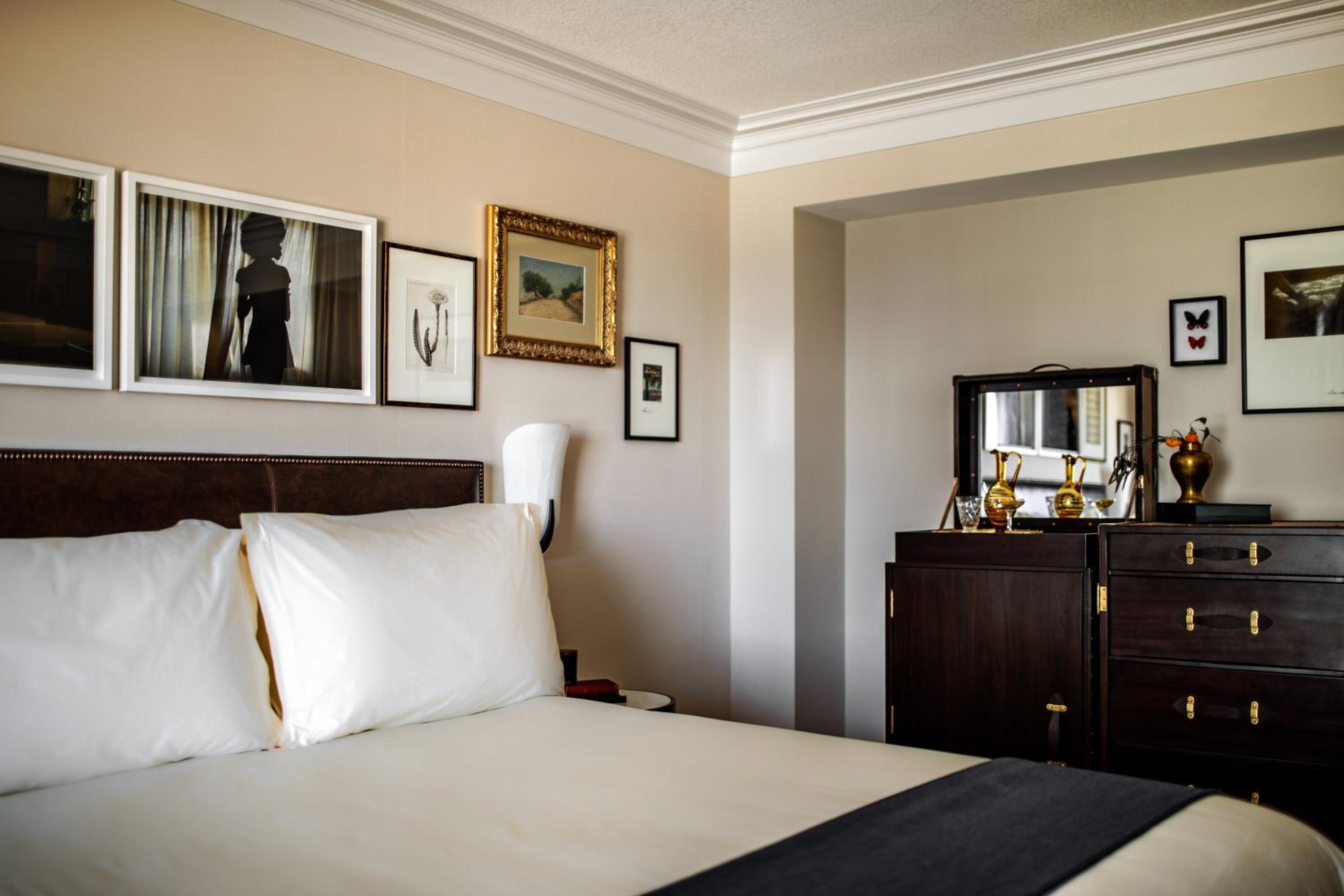Classic King Room with One King Bed (Non Smoking)