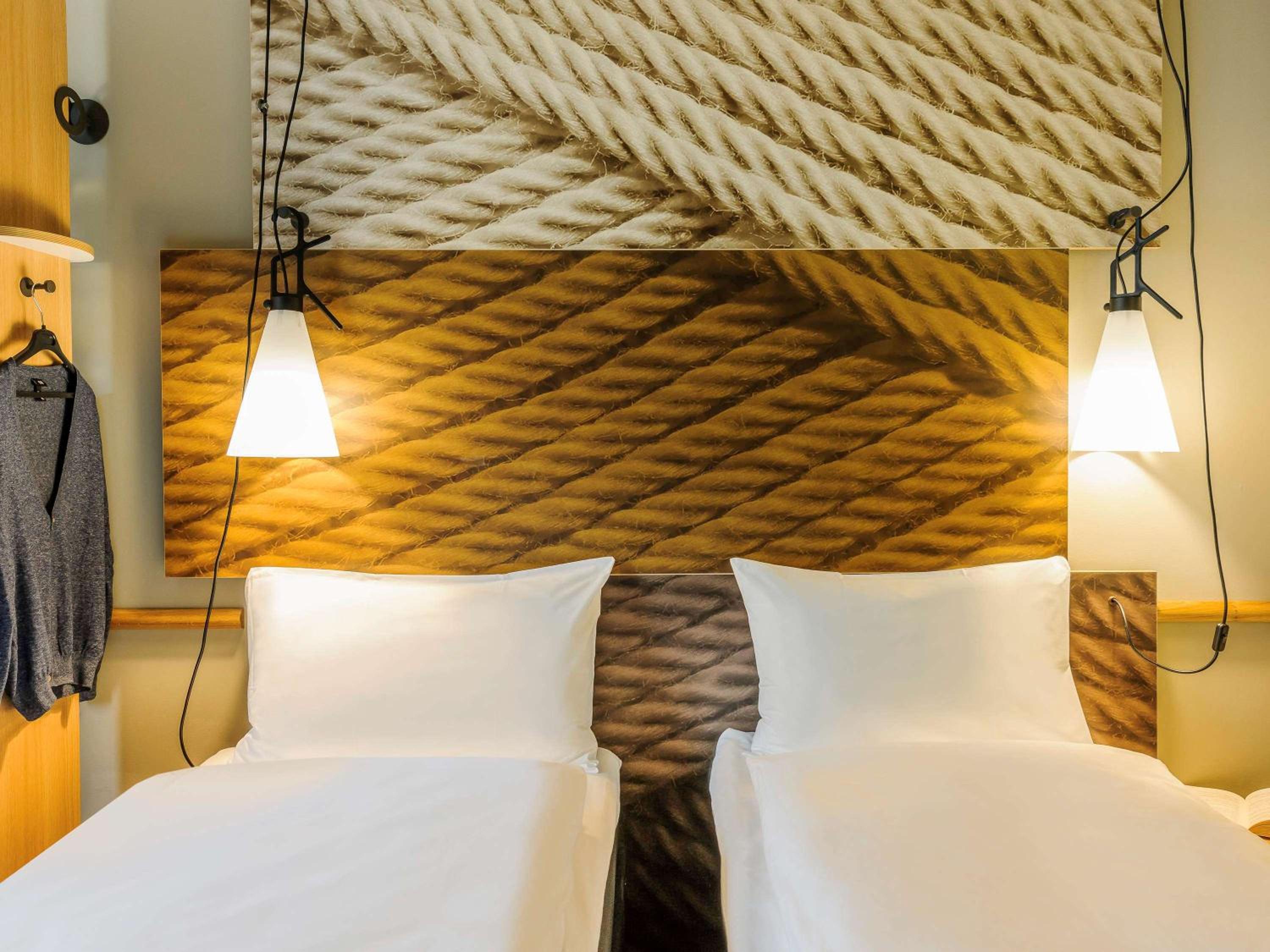 Standard Twin Room - Photo 4