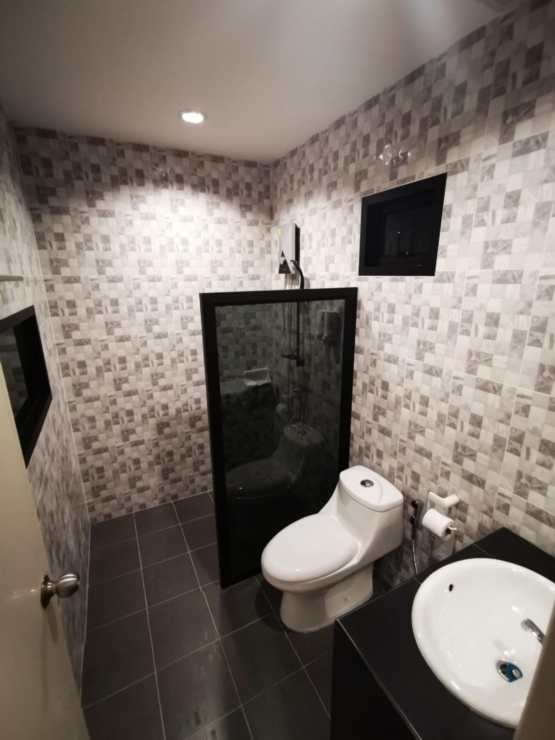 Deluxe King Suite - Photo 22