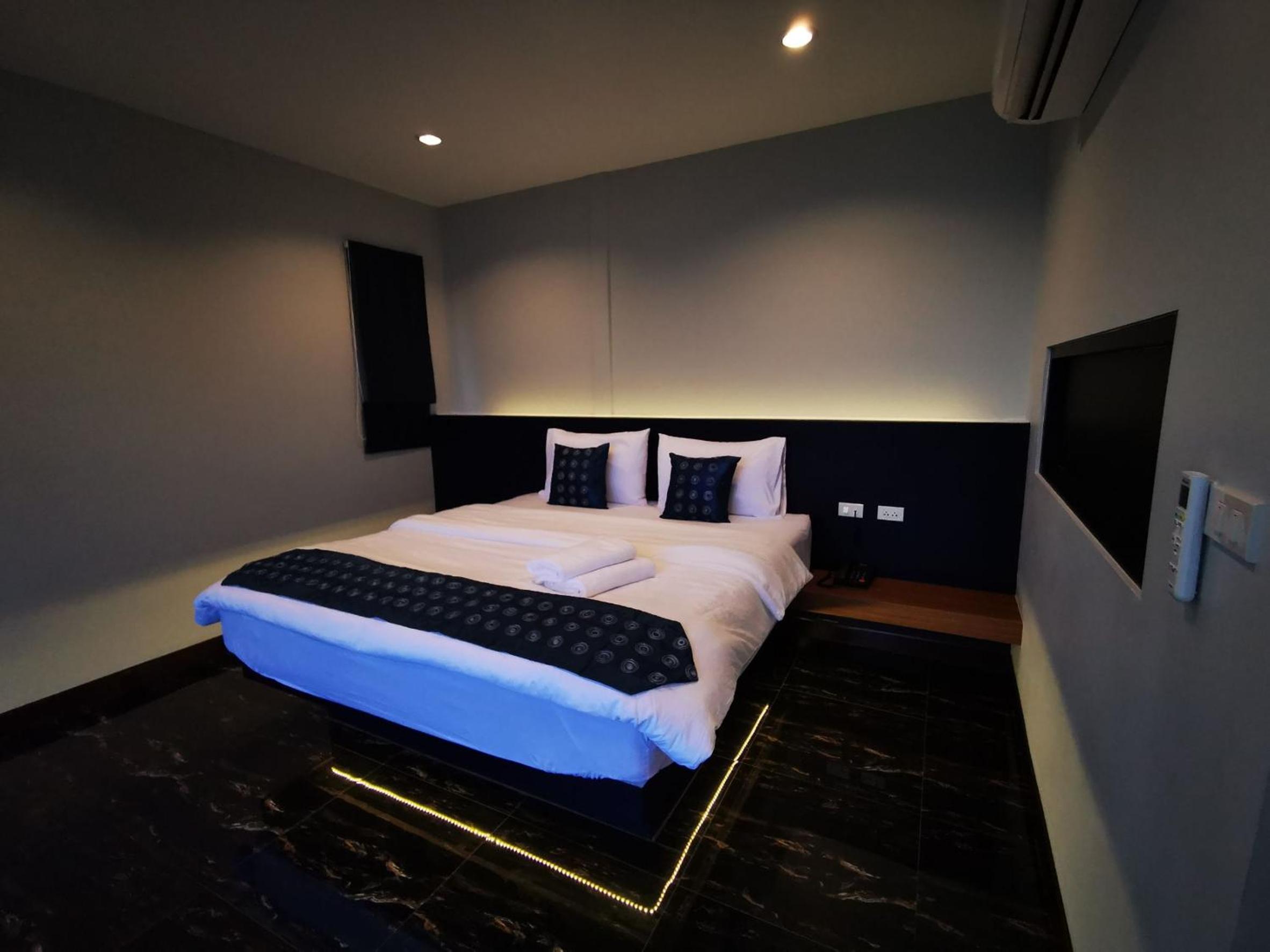 Deluxe King Suite - Photo 28