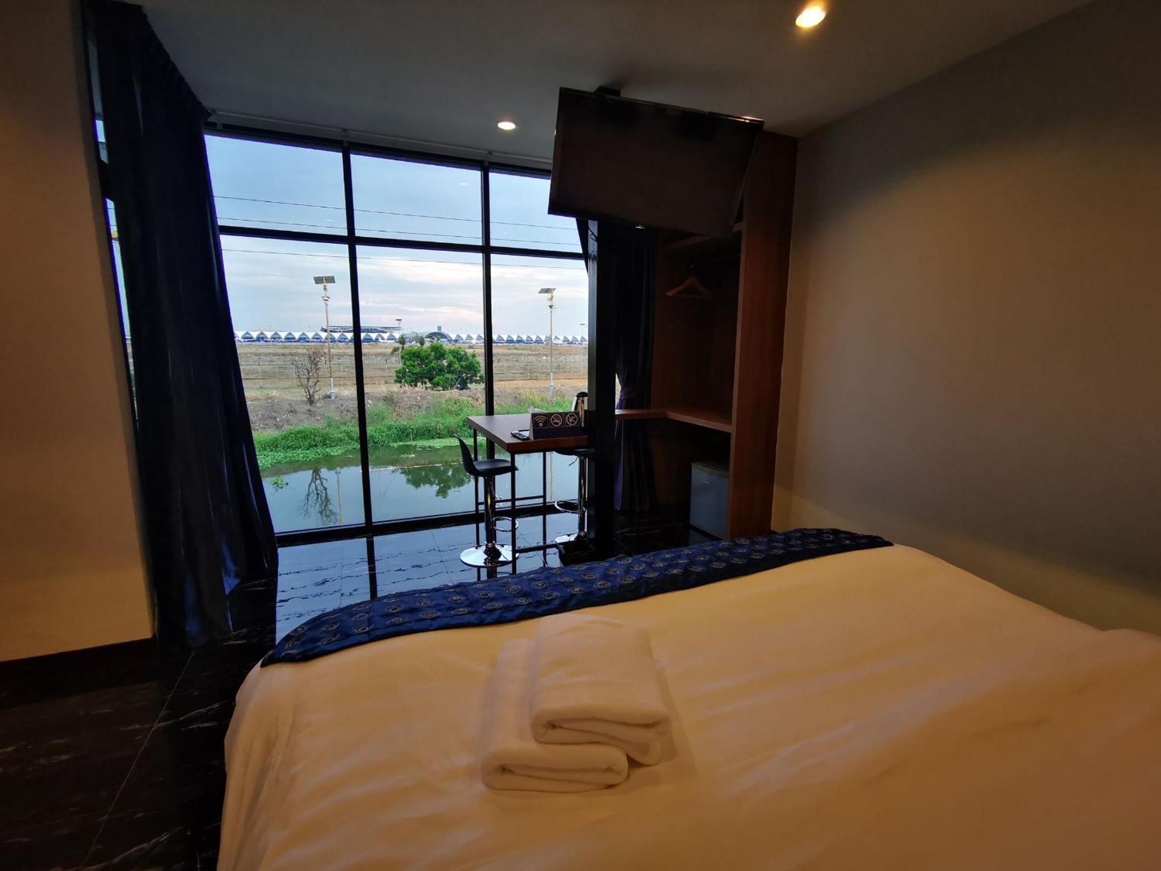 Deluxe King Suite - Photo 27