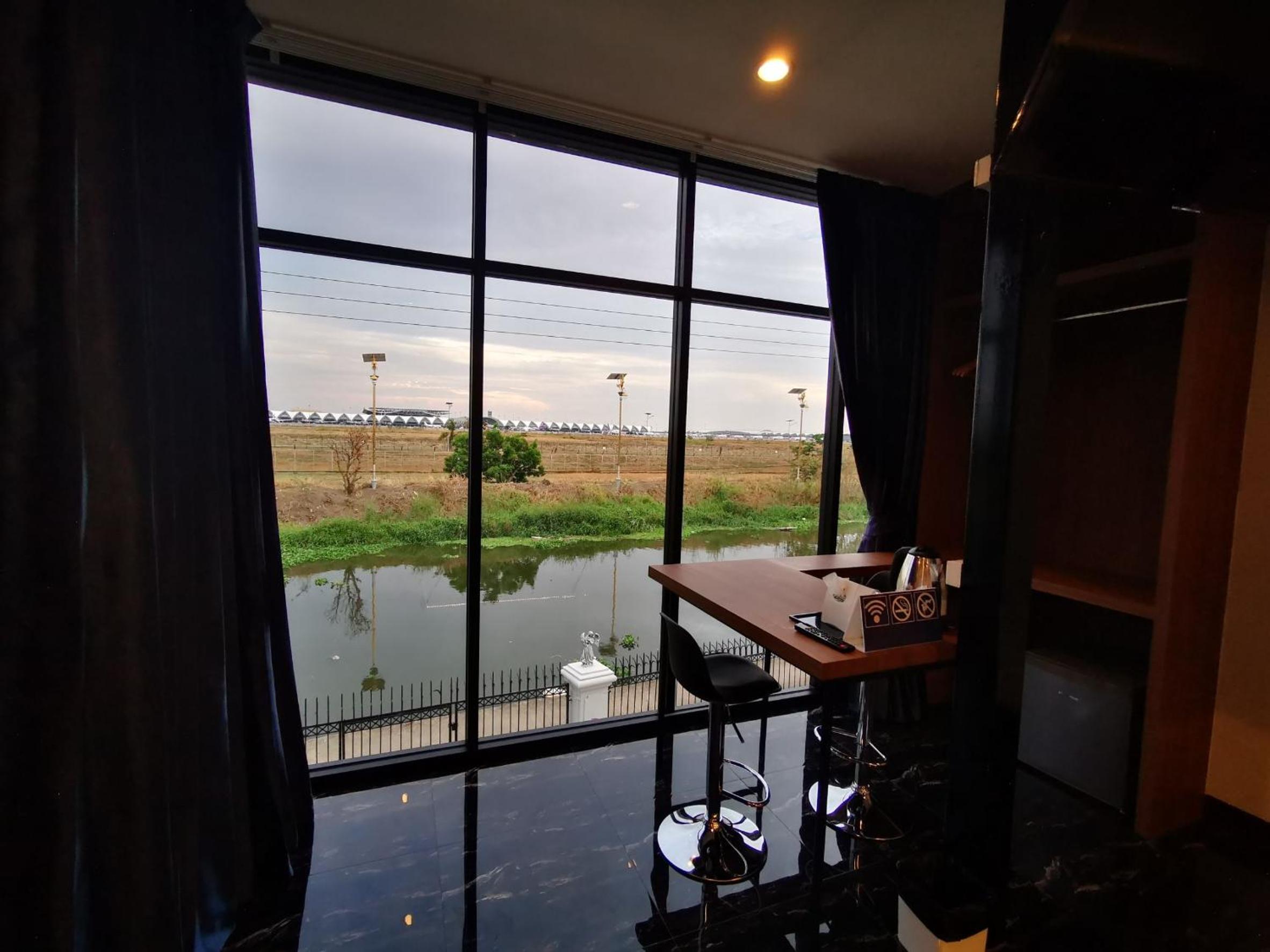 Deluxe King Suite - Photo 26