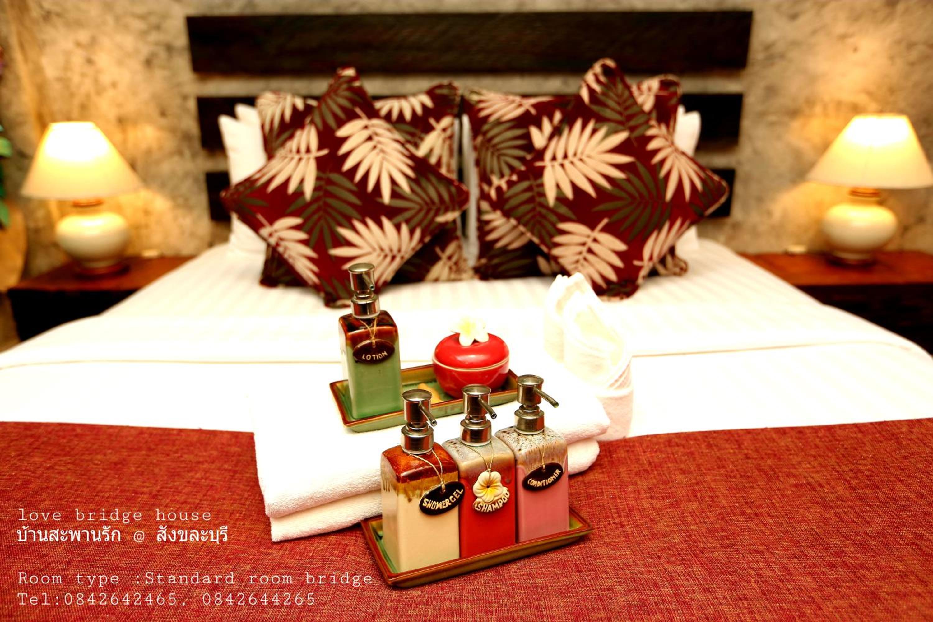 Double Room with River View - Photo 12