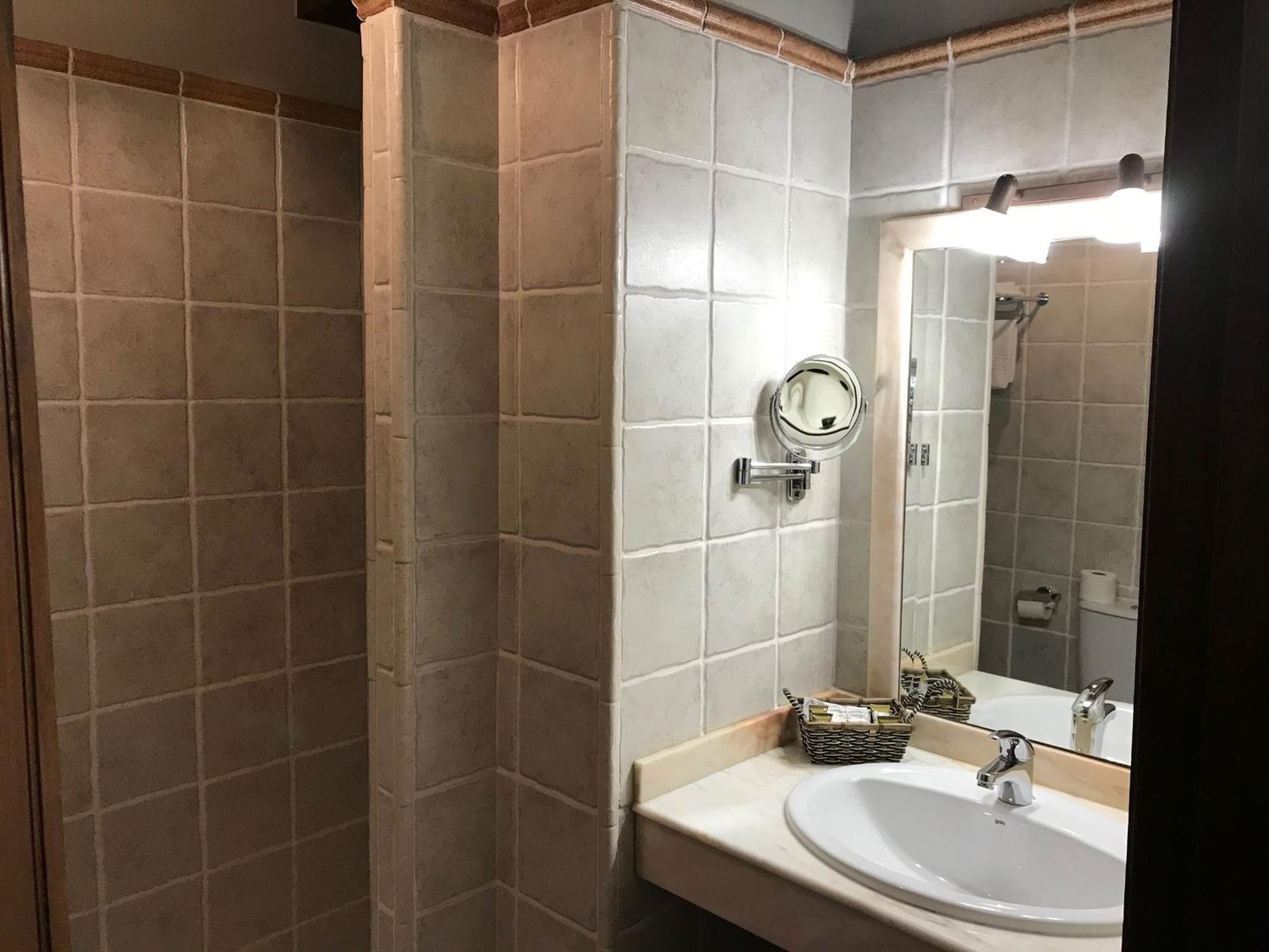 Triple Room (2 Adults + 1 Child) photo 2