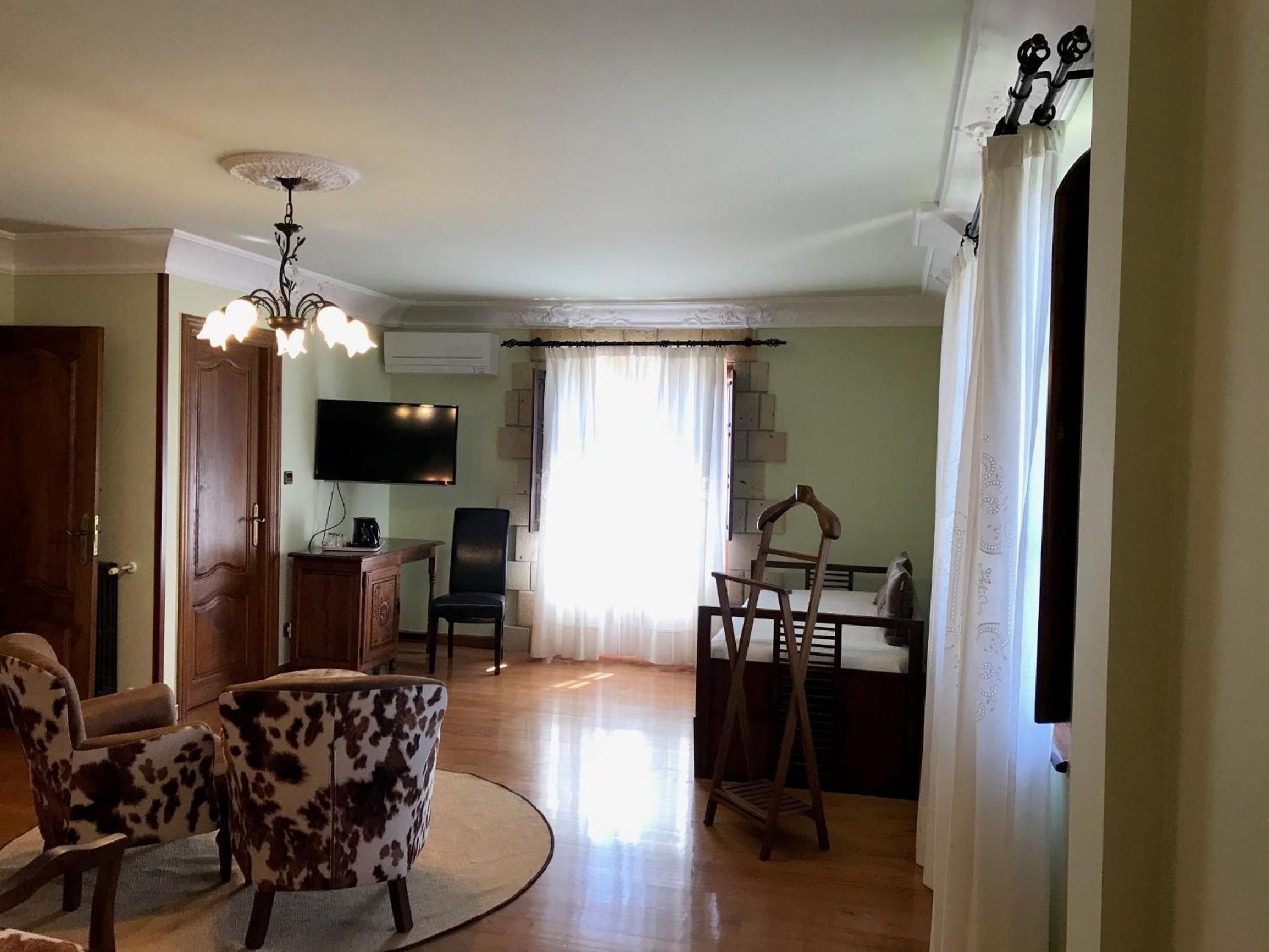 Habitación King con bañera de hidromasaje.