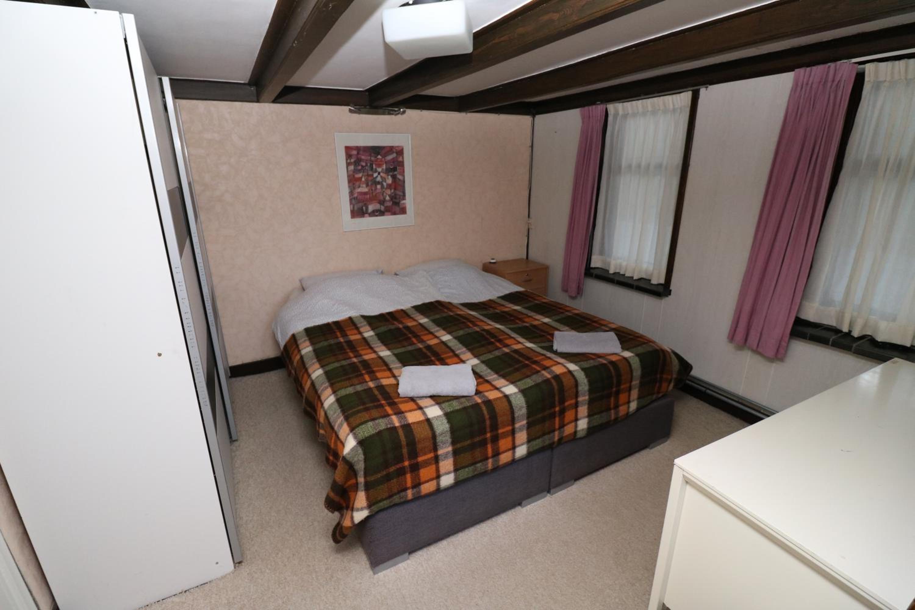 Five-Bedroom House photo 1