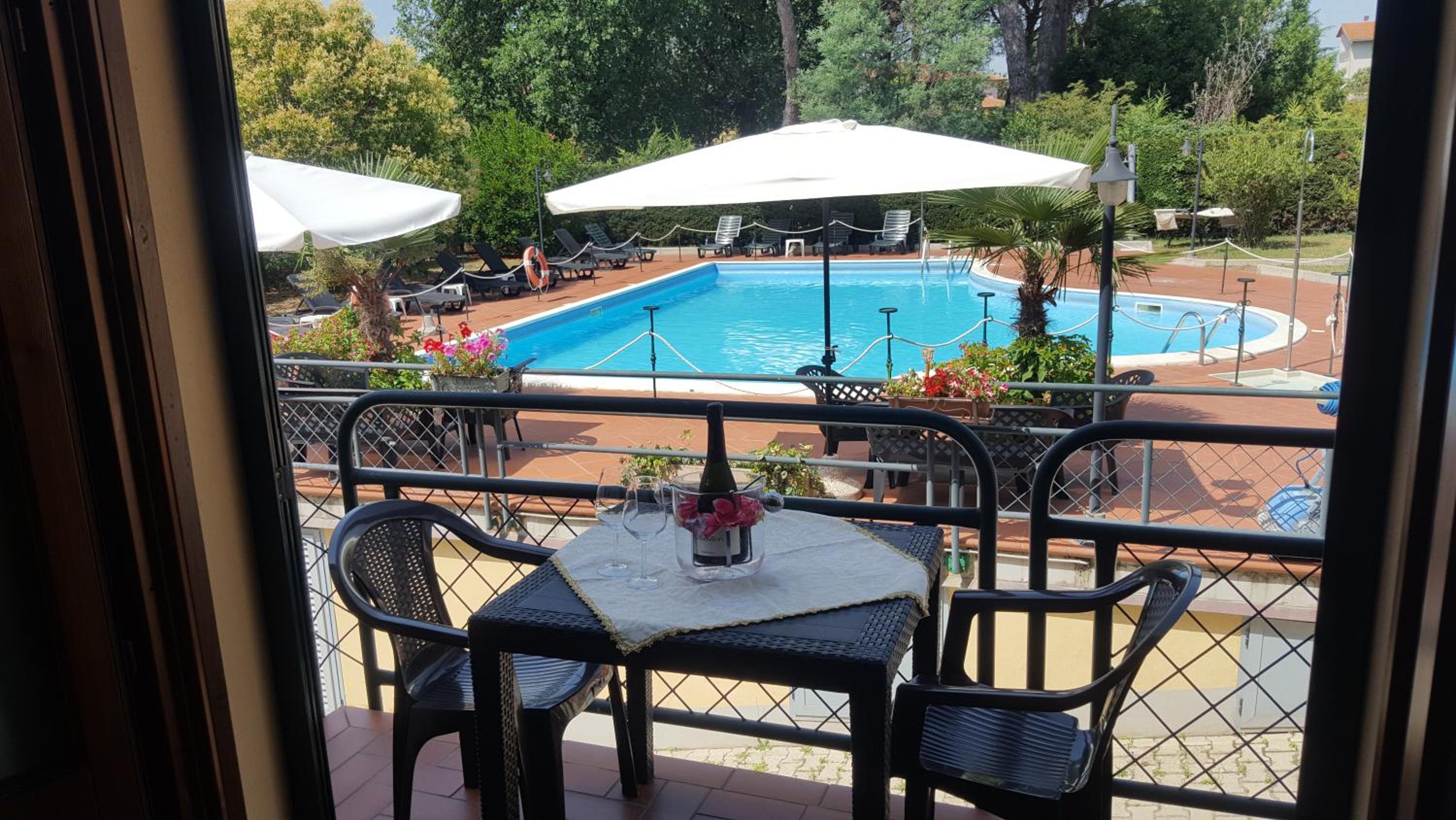 Triple Room with Pool View - Photo 4