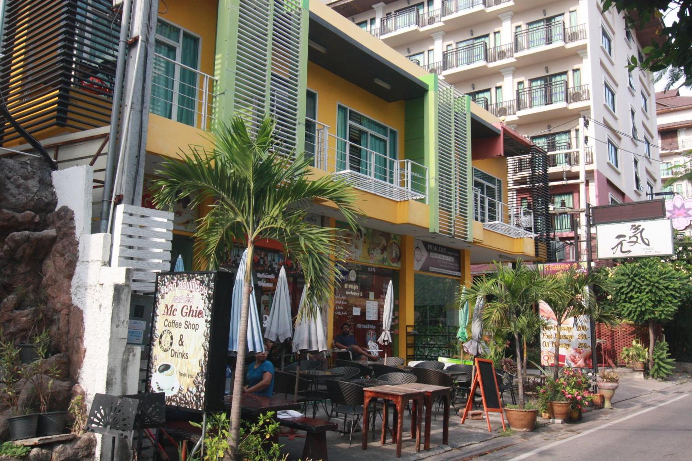 Apartment with Balcony - Photo 3
