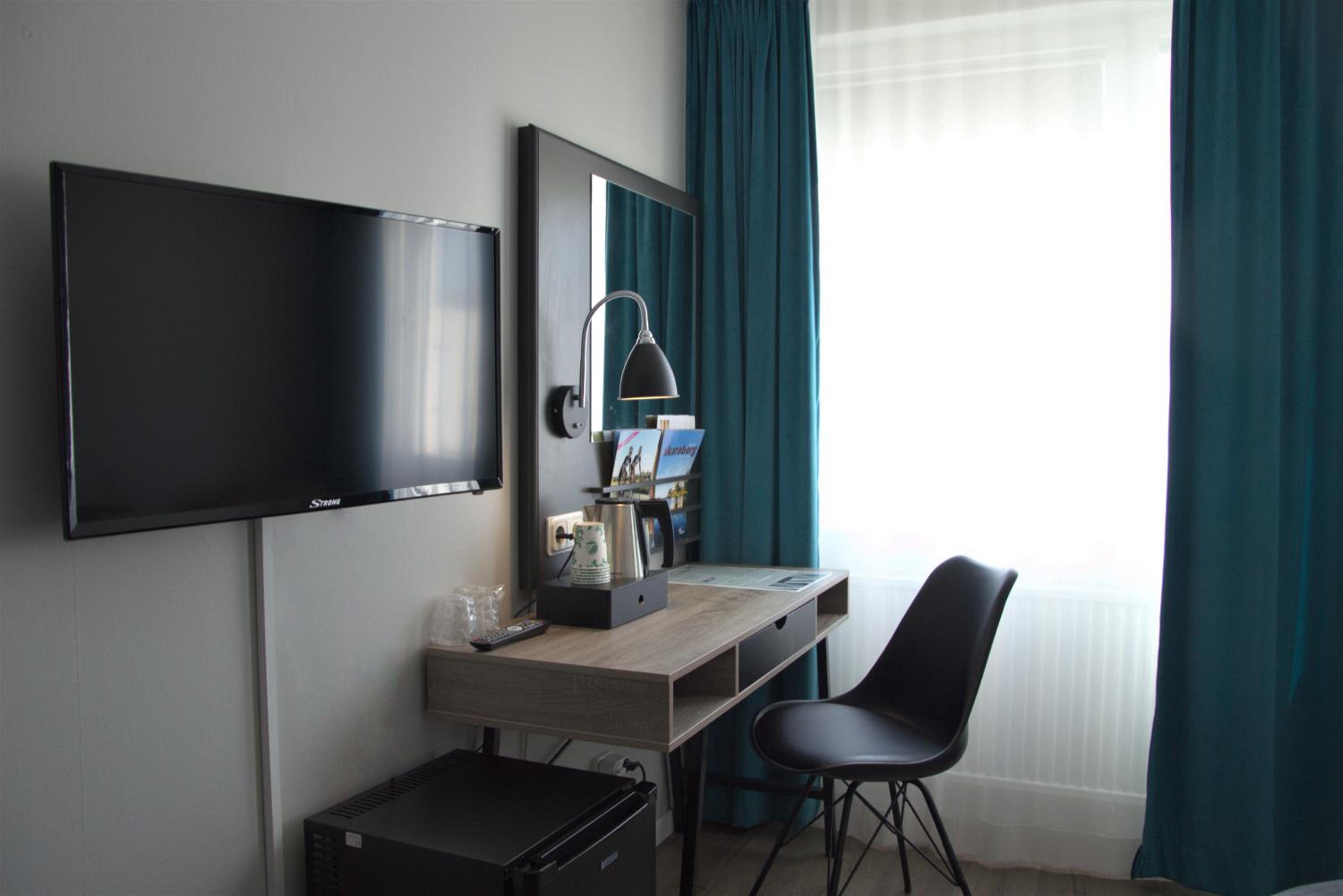 Twin Room - Non-Smoking photo 2