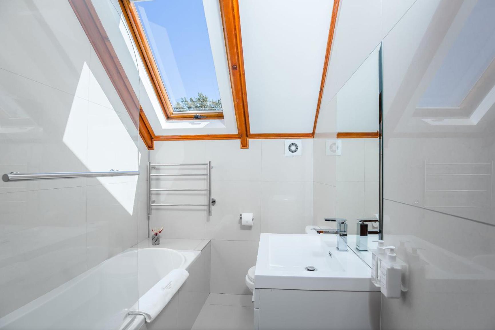 Classic Double or Twin Room - Photo 10
