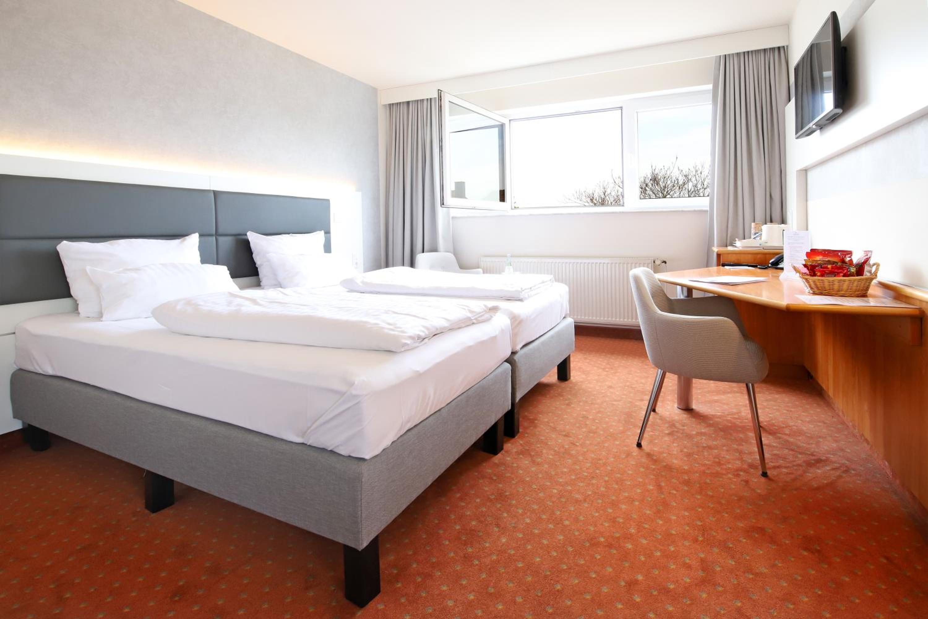 Standard Twin Room - Photo 1