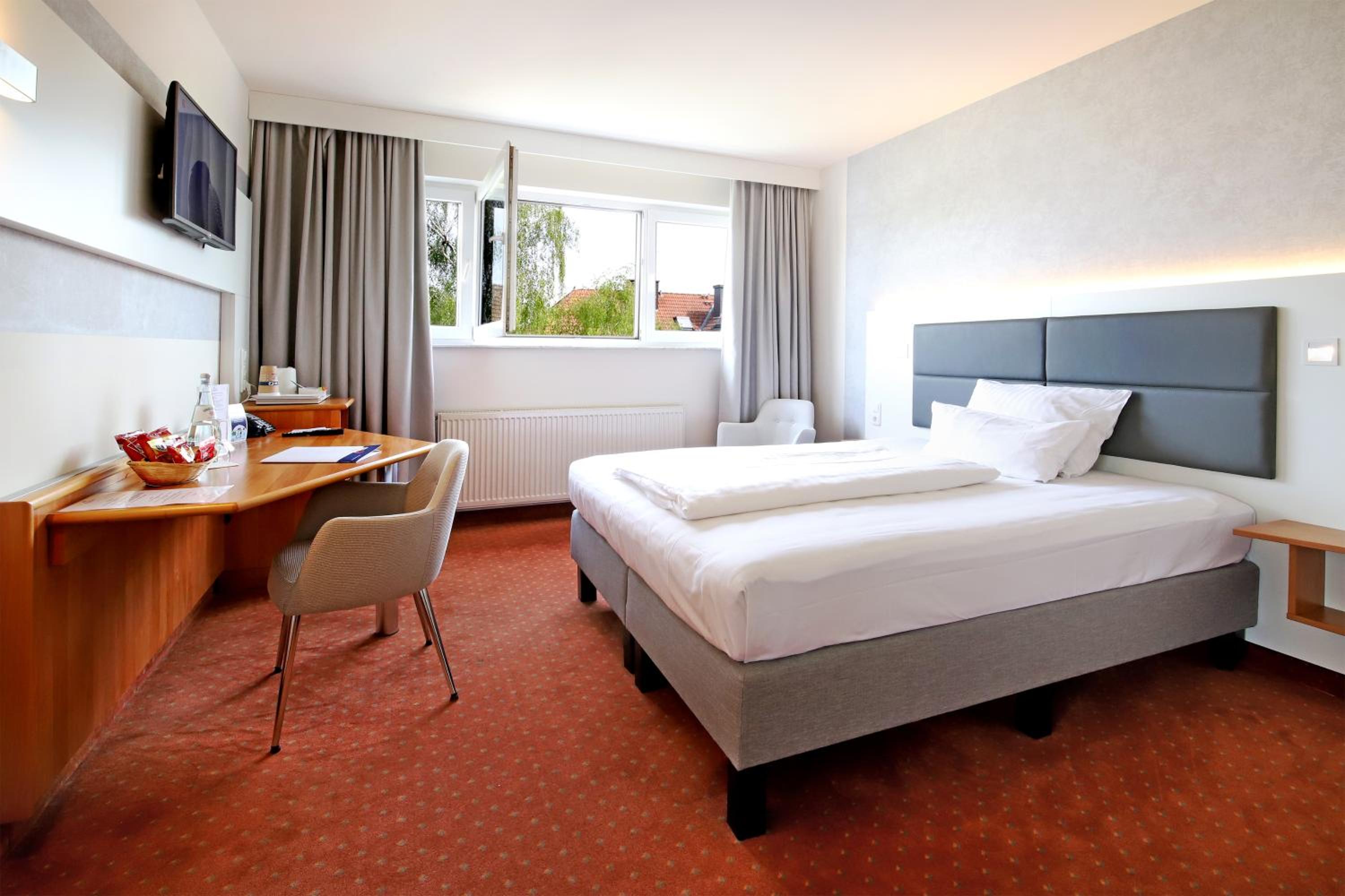 Standard Room 3 Single Beds - Photo 1