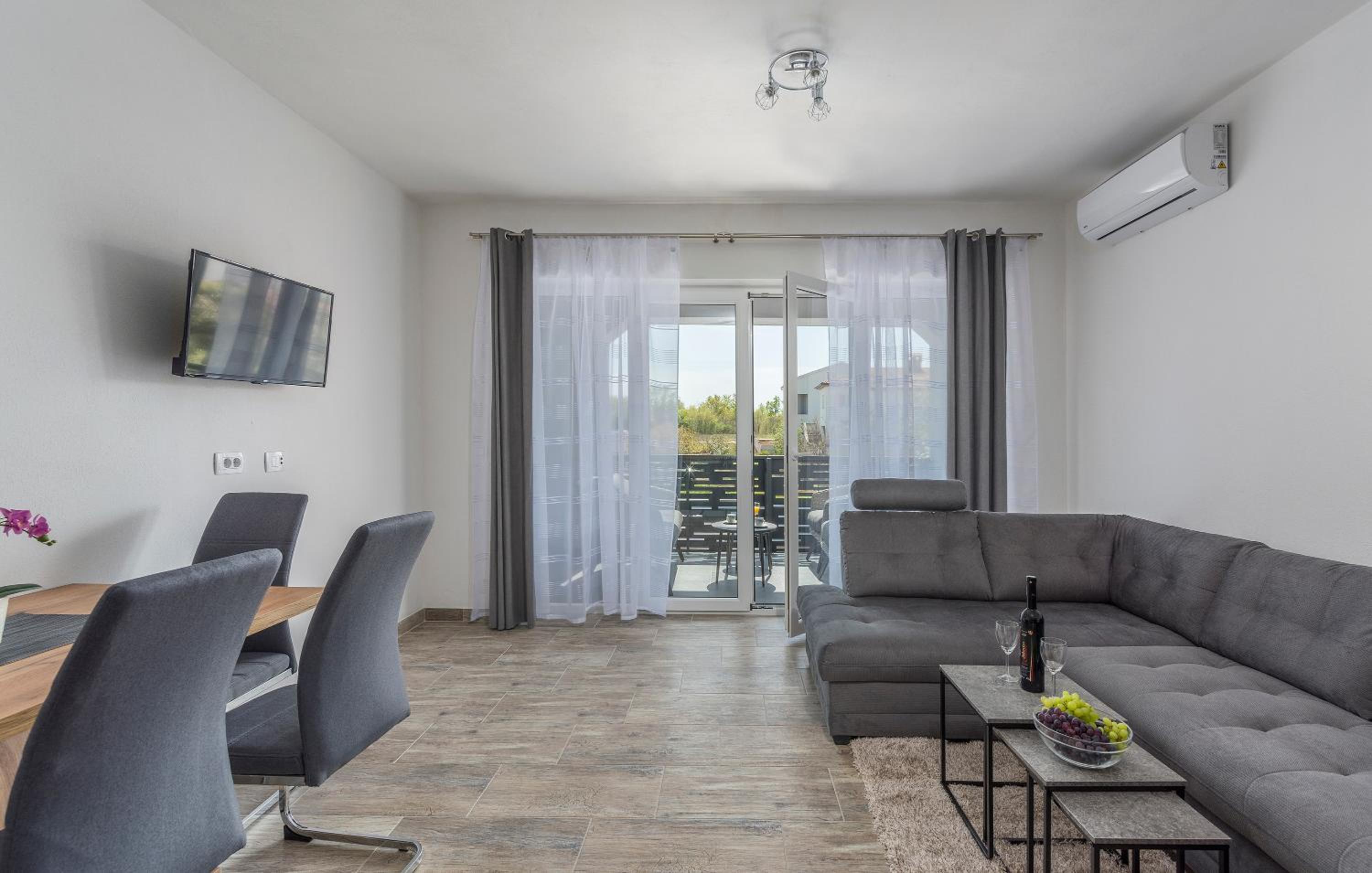 Apartment with Pool View