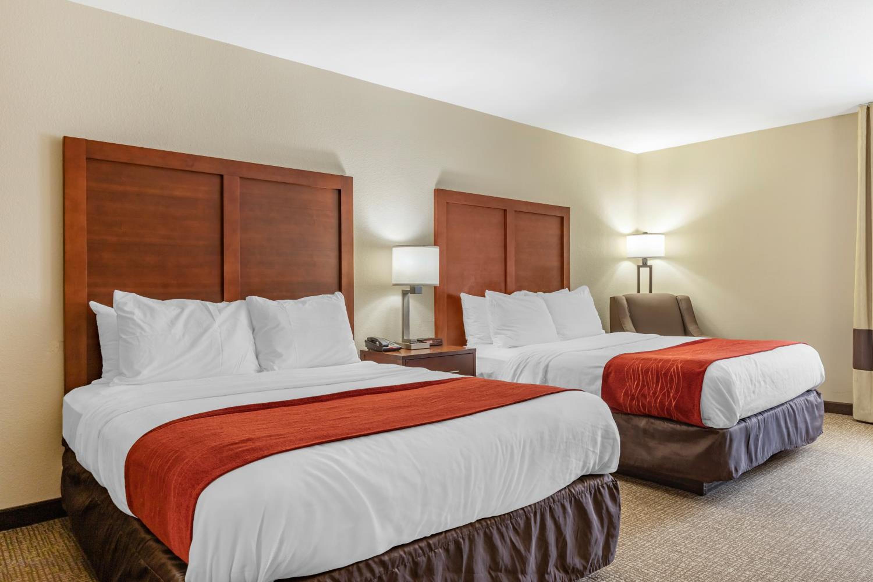 Queen Room with Two Queen Beds - Non-Smoking - Photo 4