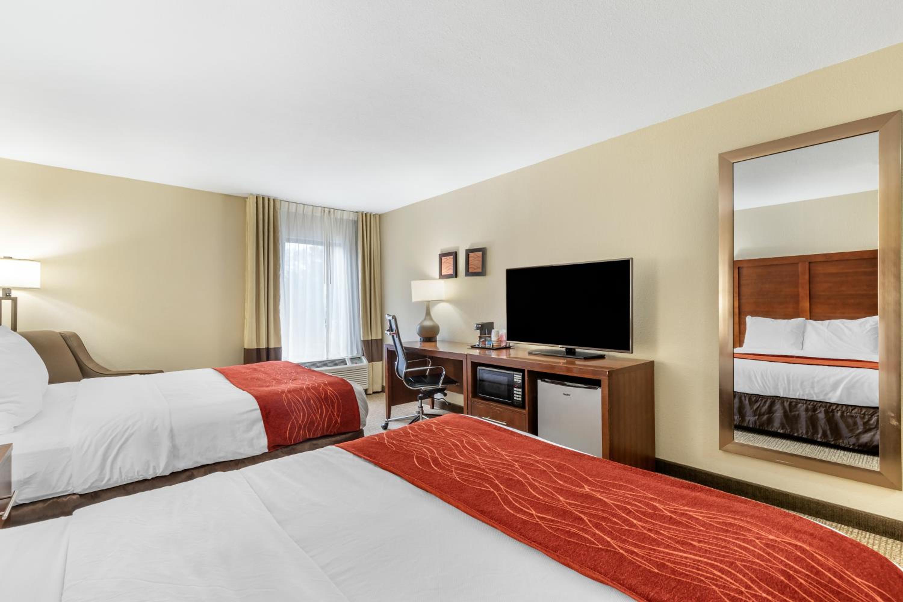 Queen Room with Two Queen Beds - Non-Smoking - Photo 2
