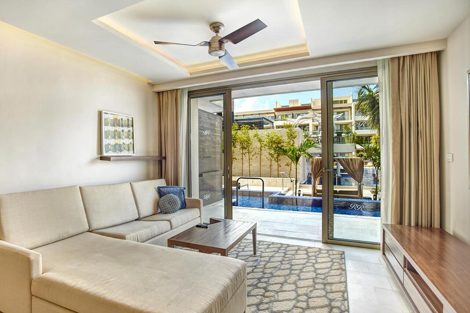 Luxury Presidential One Bedroom Suite Swim Out photo 3