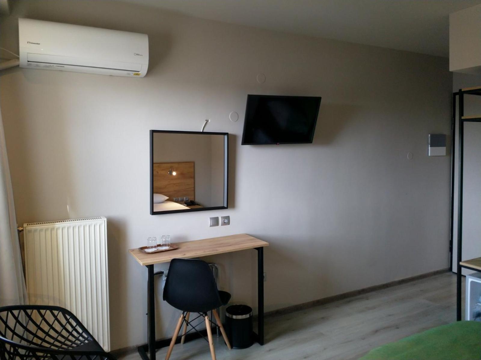 Double Room with Free Parking - Photo 3