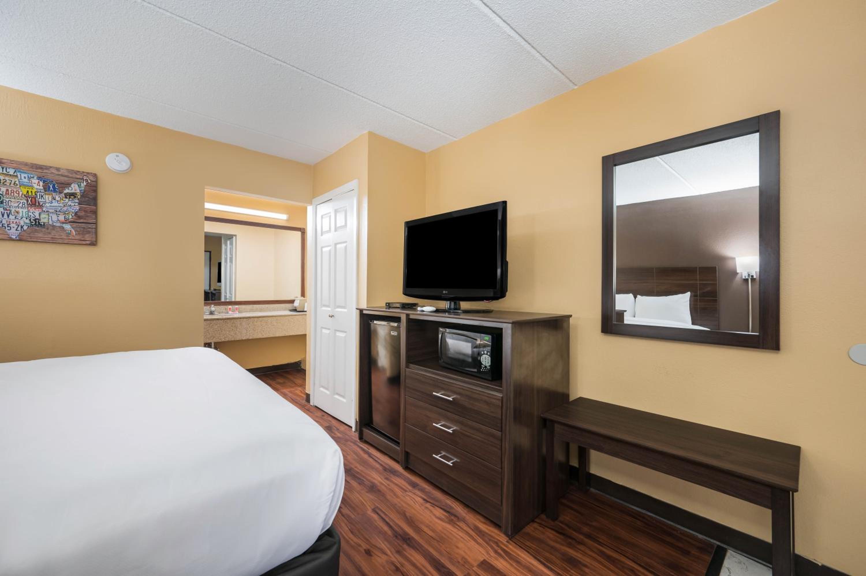King Room - Non-Smoking - Photo 2