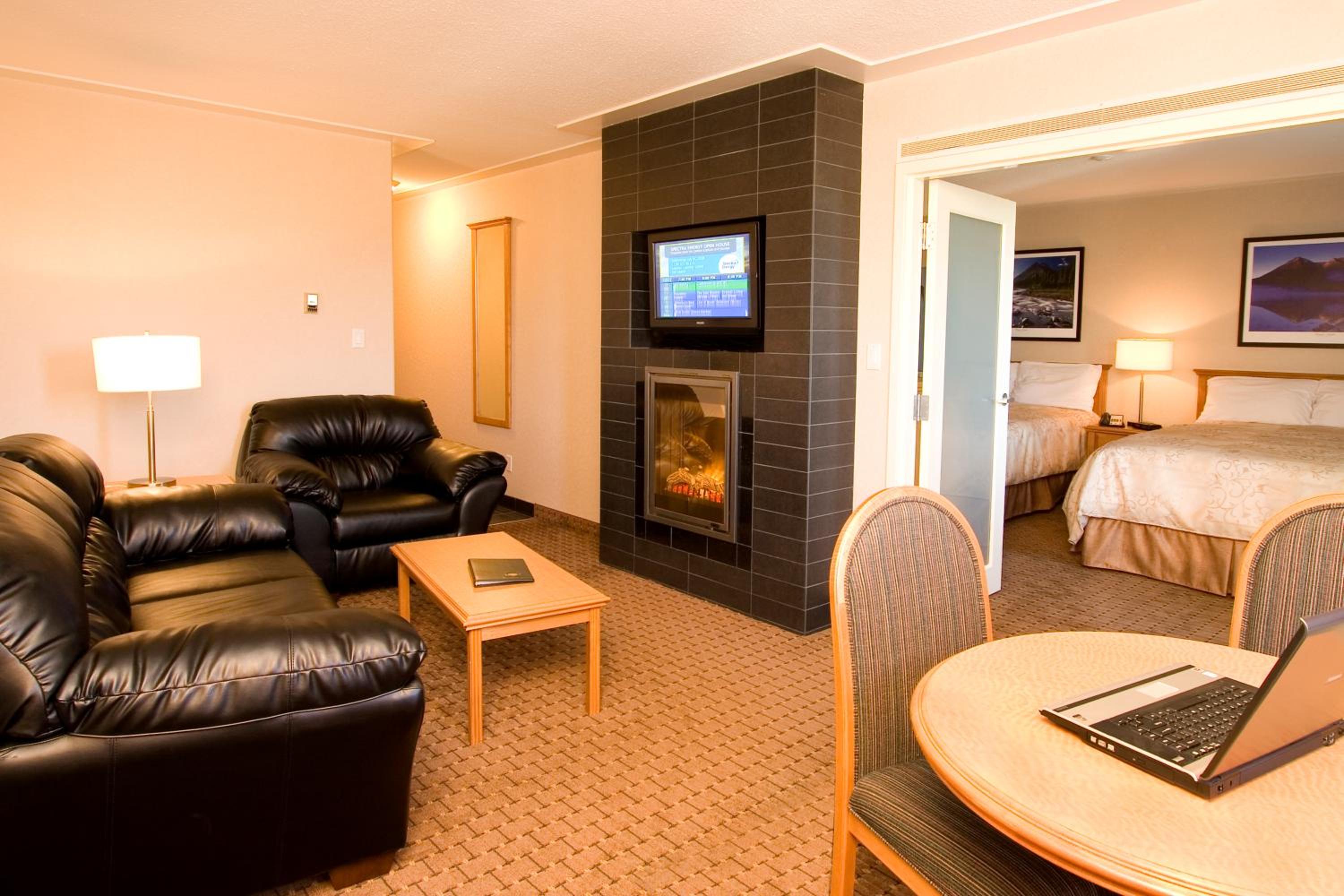 Queen Suite (Non-Pet Friendly)  - Photo 1