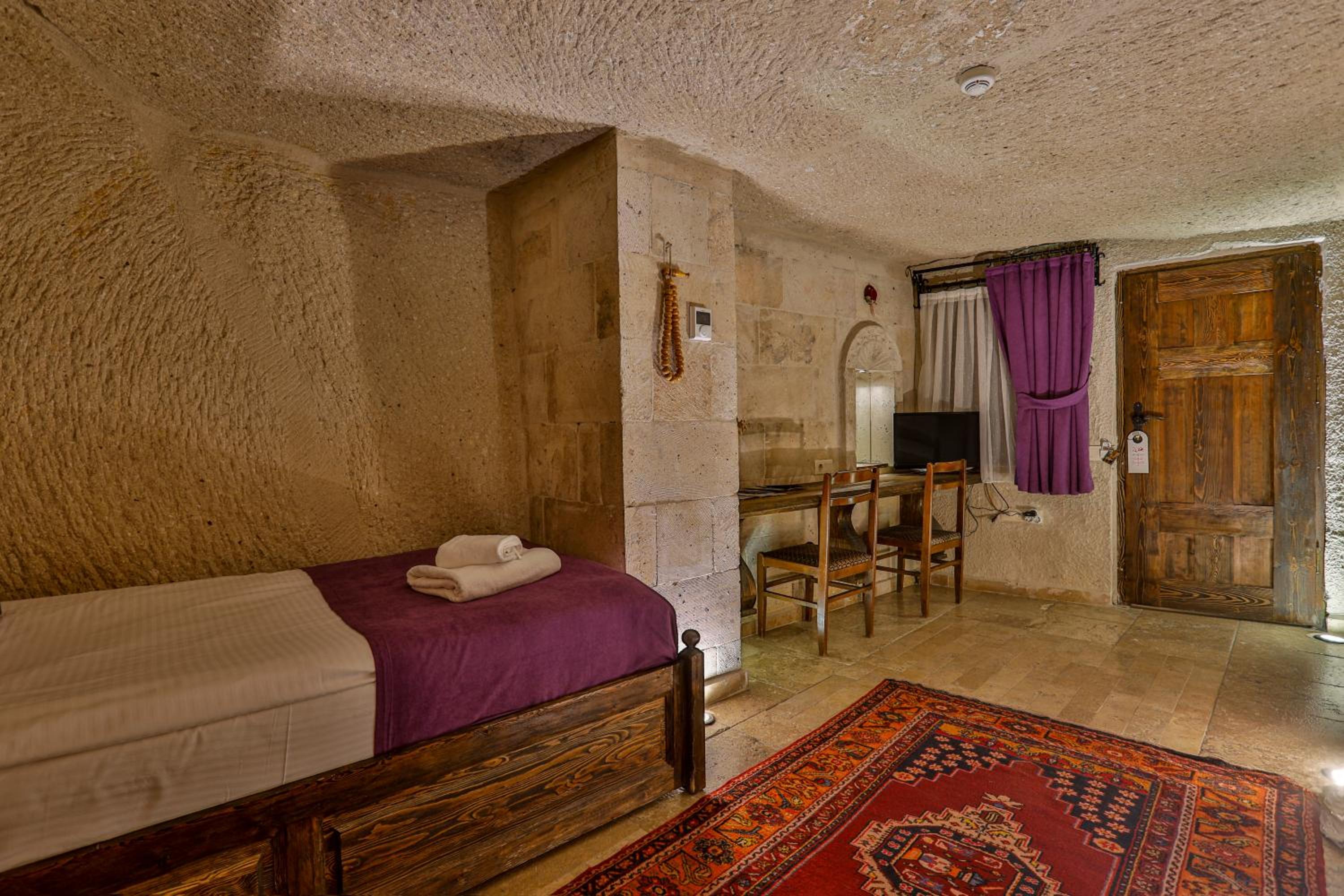 Cave Twin Room photo 1