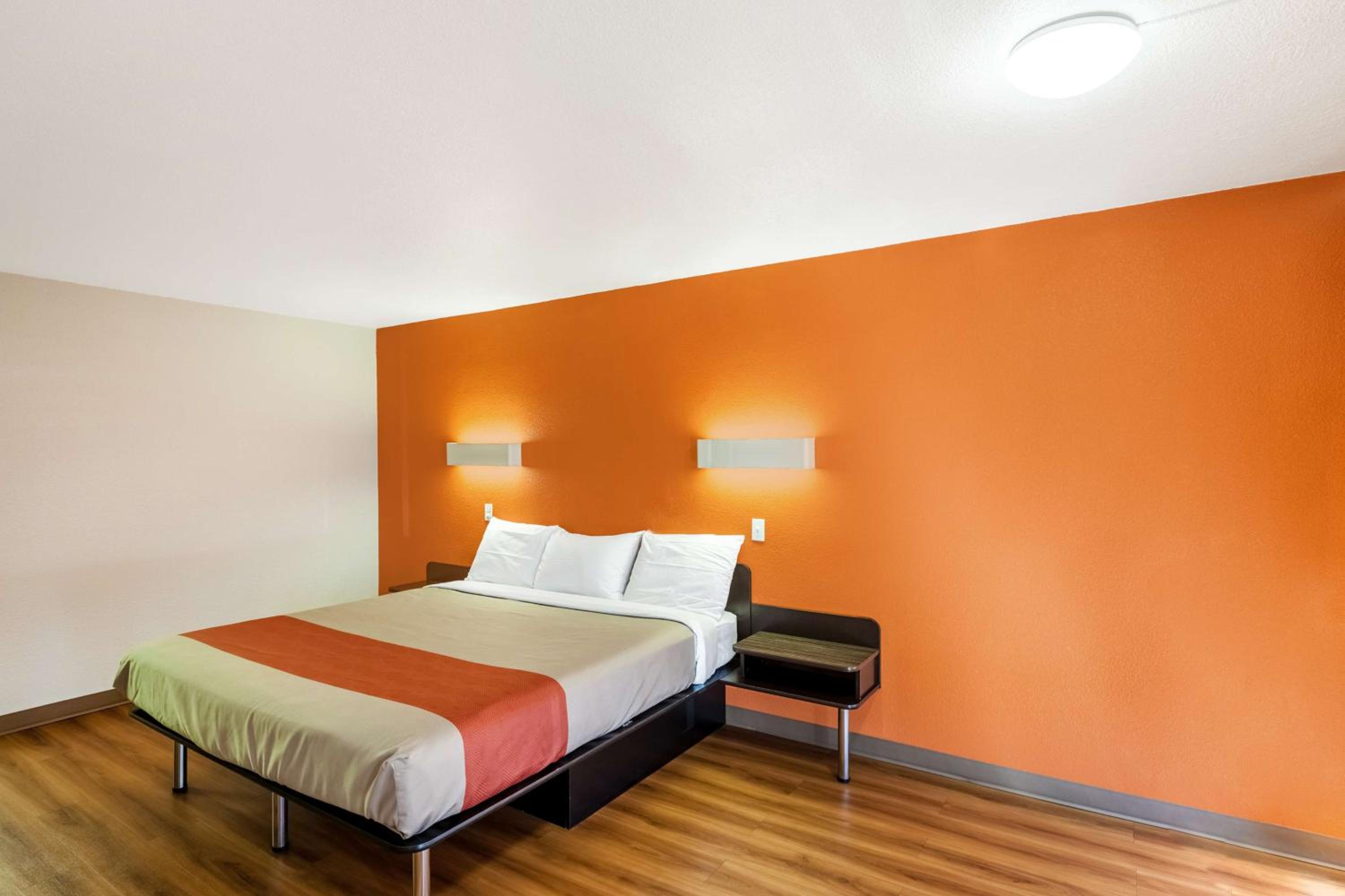 King Room - Non-Smoking - Photo 1