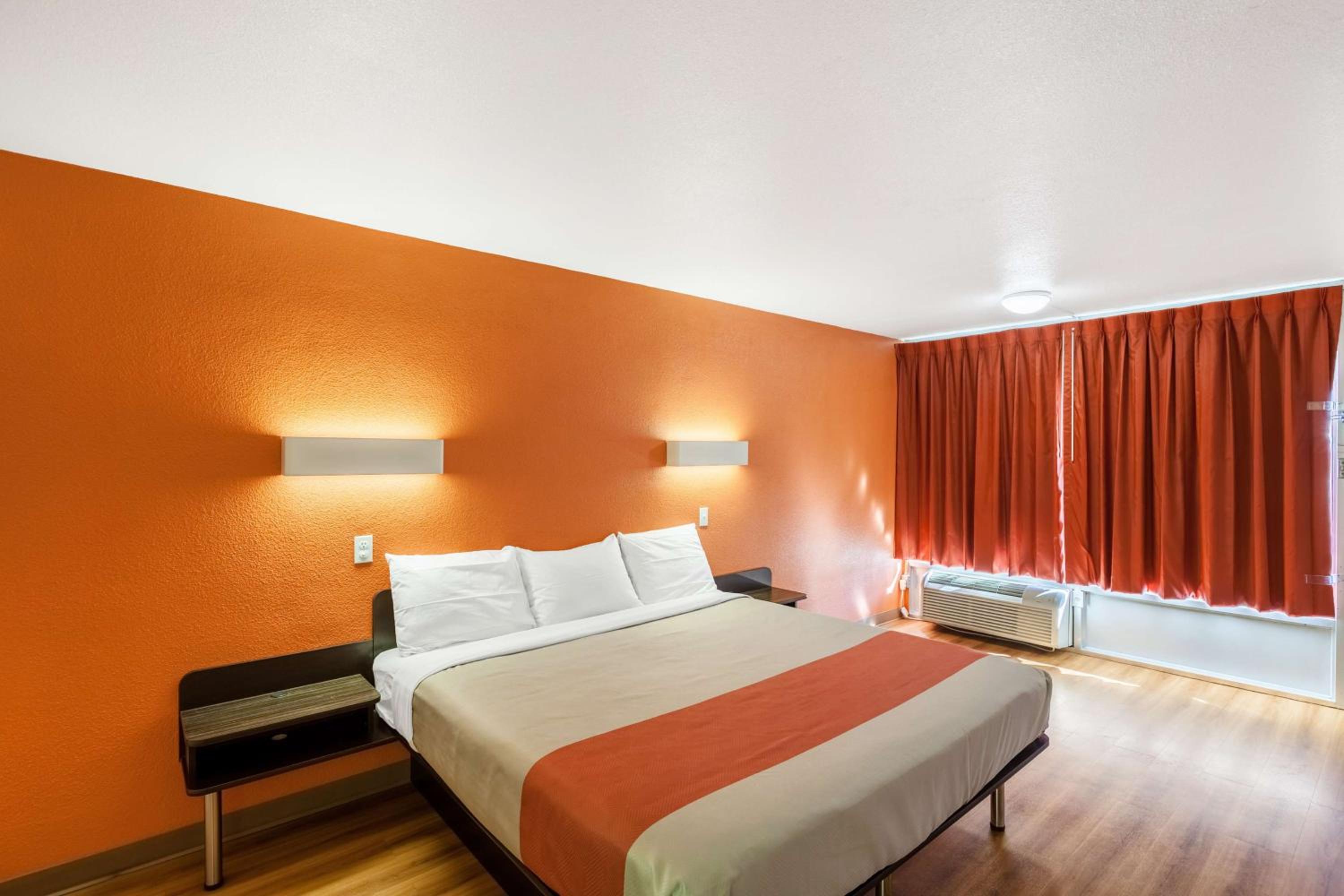 King Room - Non-Smoking - Photo 11