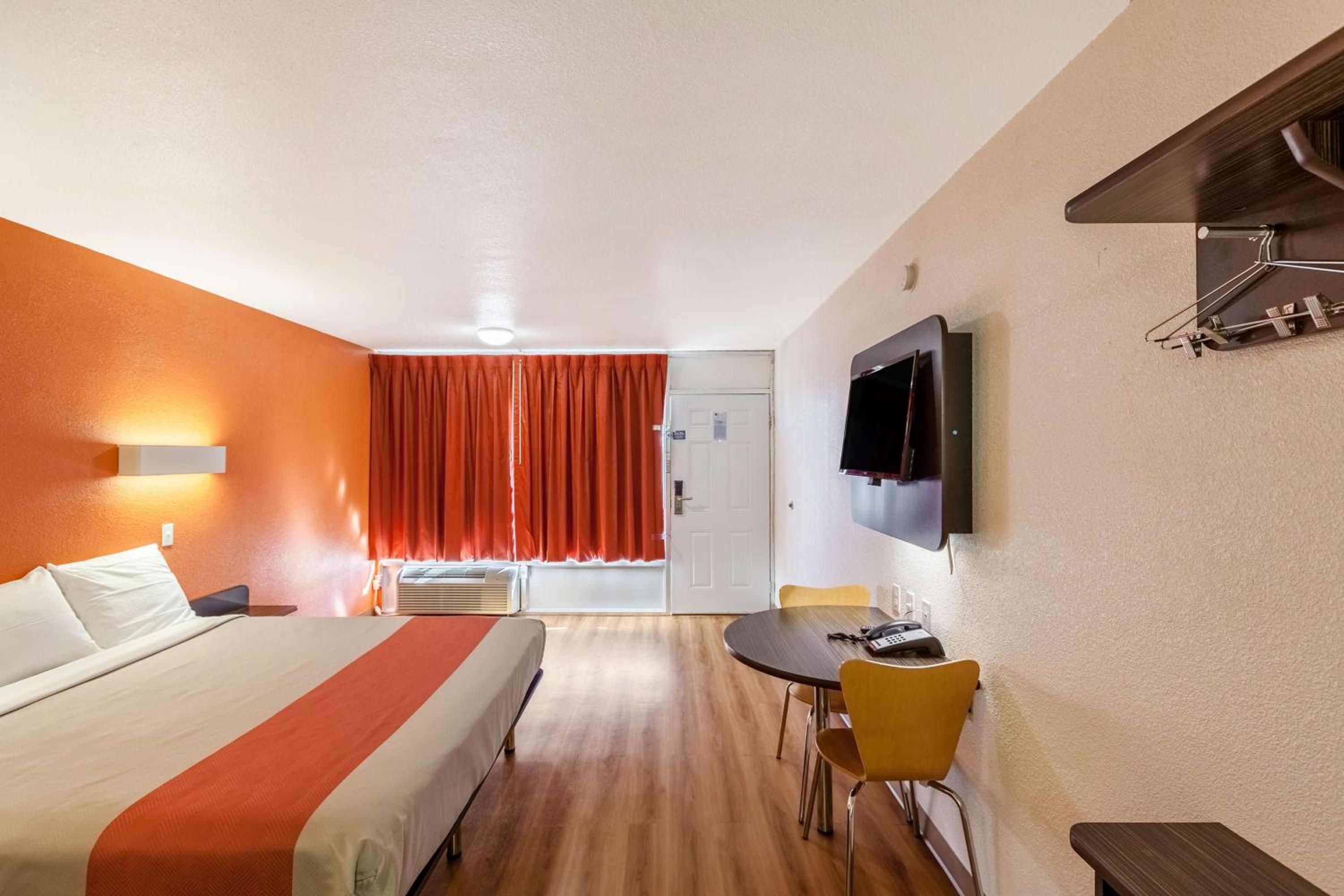 King Room - Non-Smoking - Photo 12