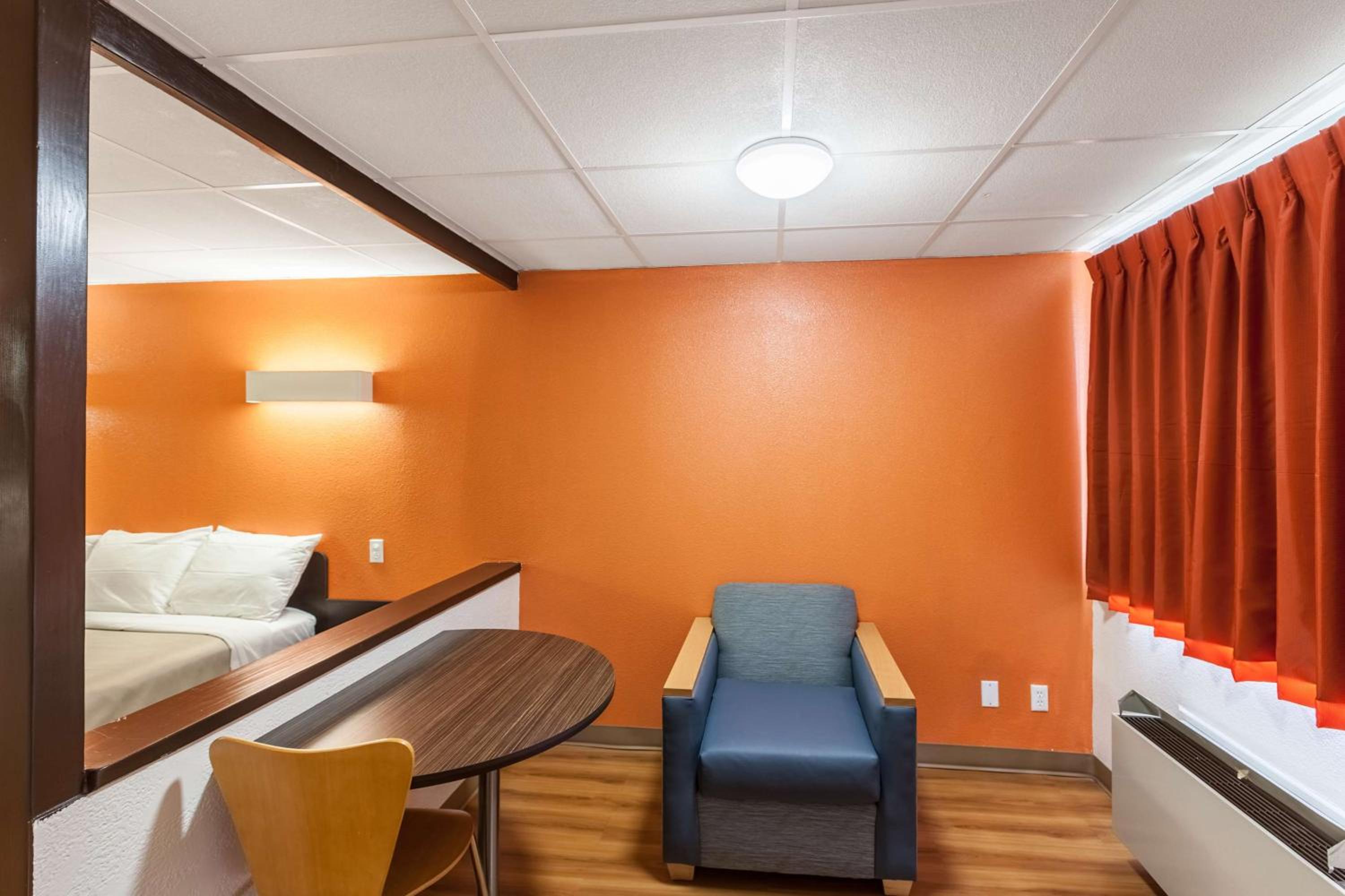 King Room - Non-Smoking - Photo 10