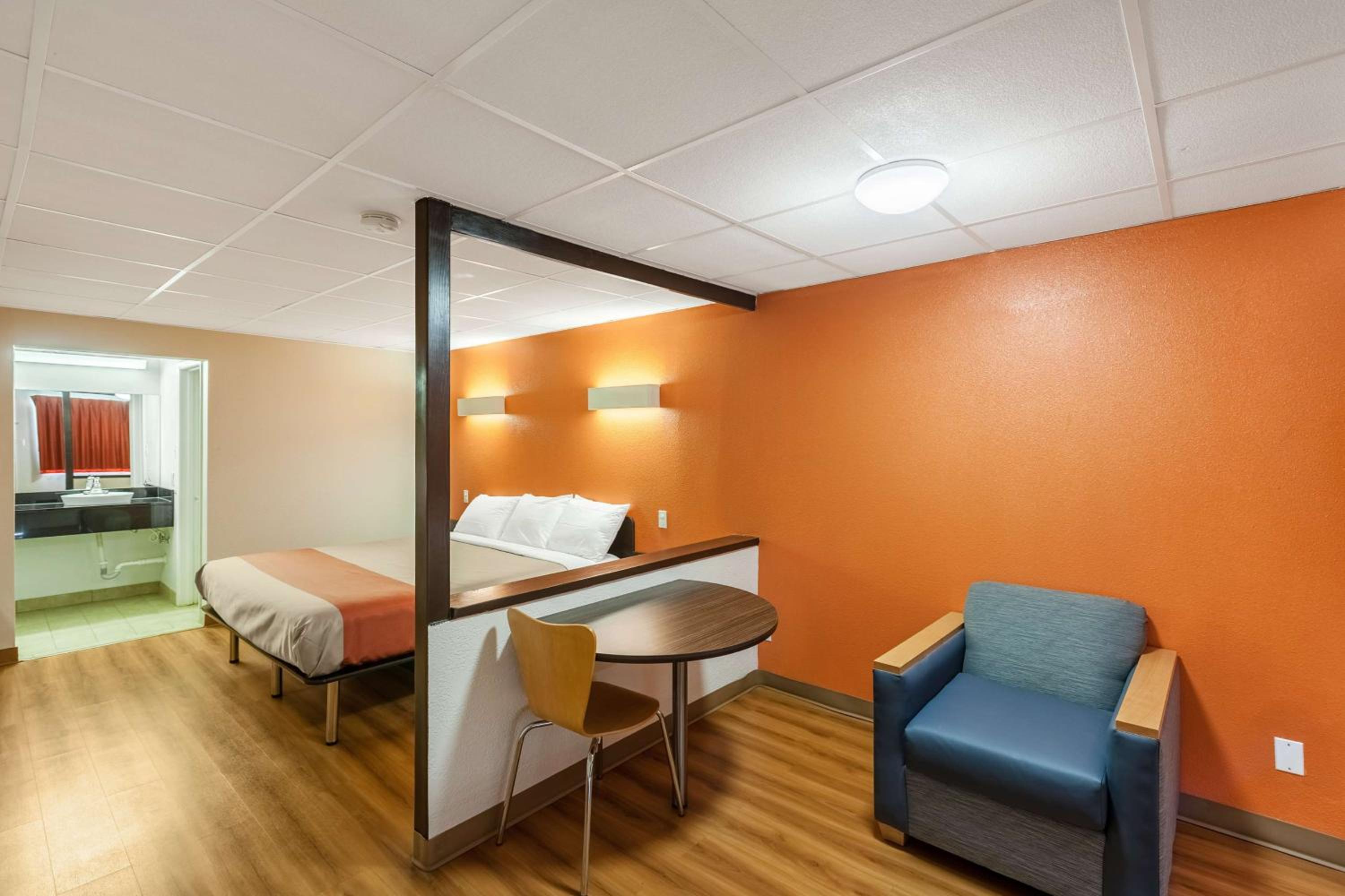 King Room - Non-Smoking - Photo 13