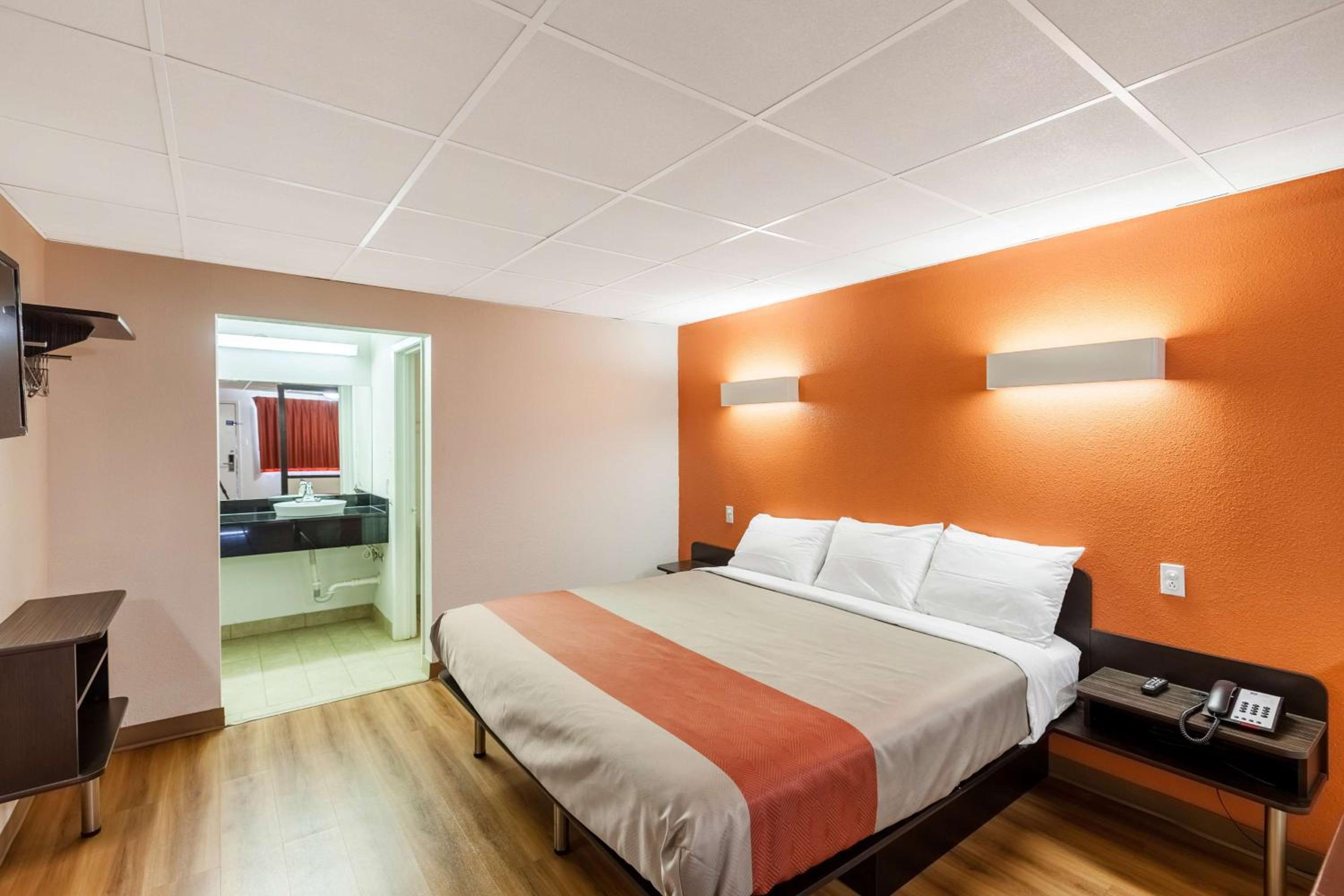 King Room - Non-Smoking - Photo 14