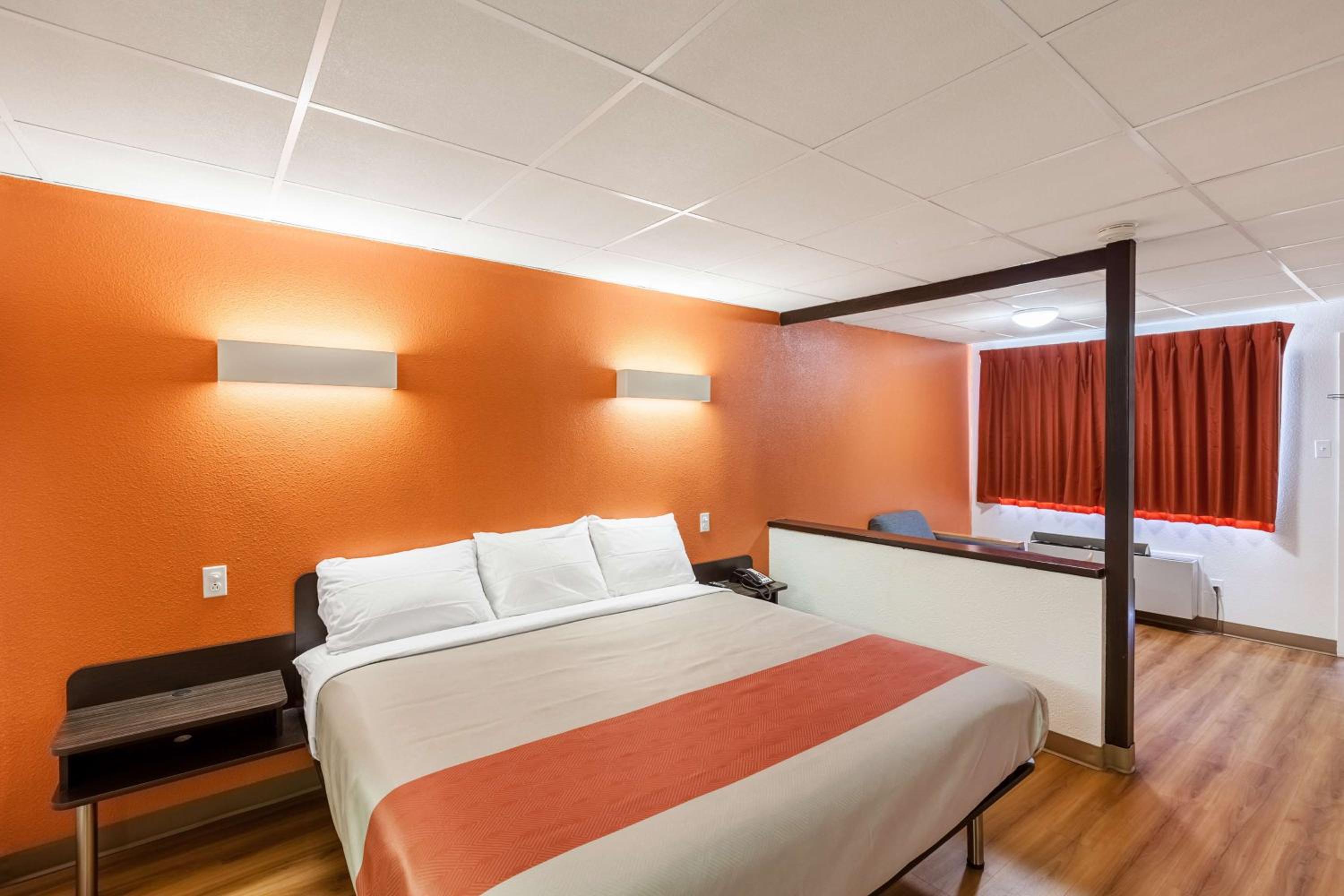 King Room - Non-Smoking - Photo 4