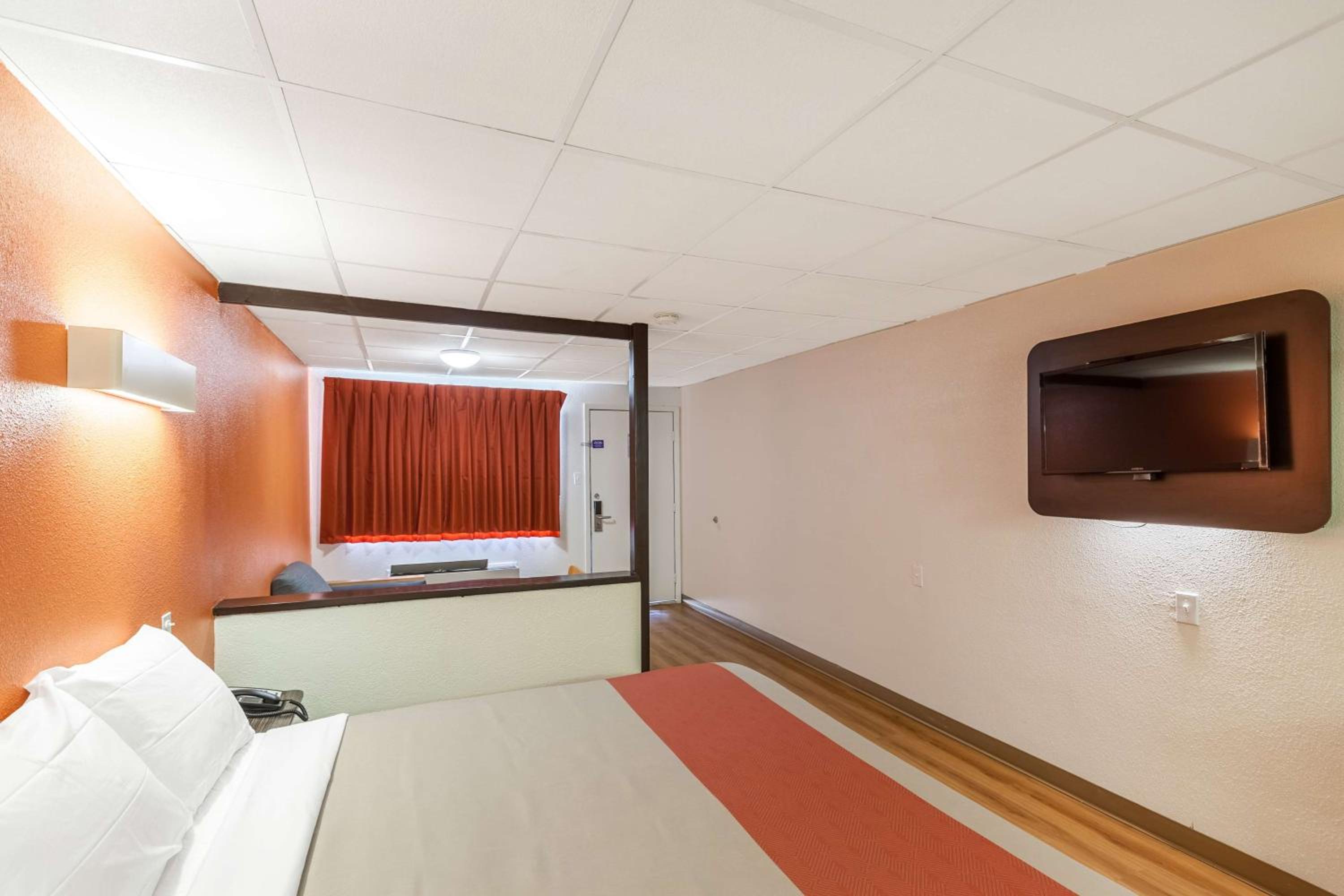 King Room - Non-Smoking - Photo 5