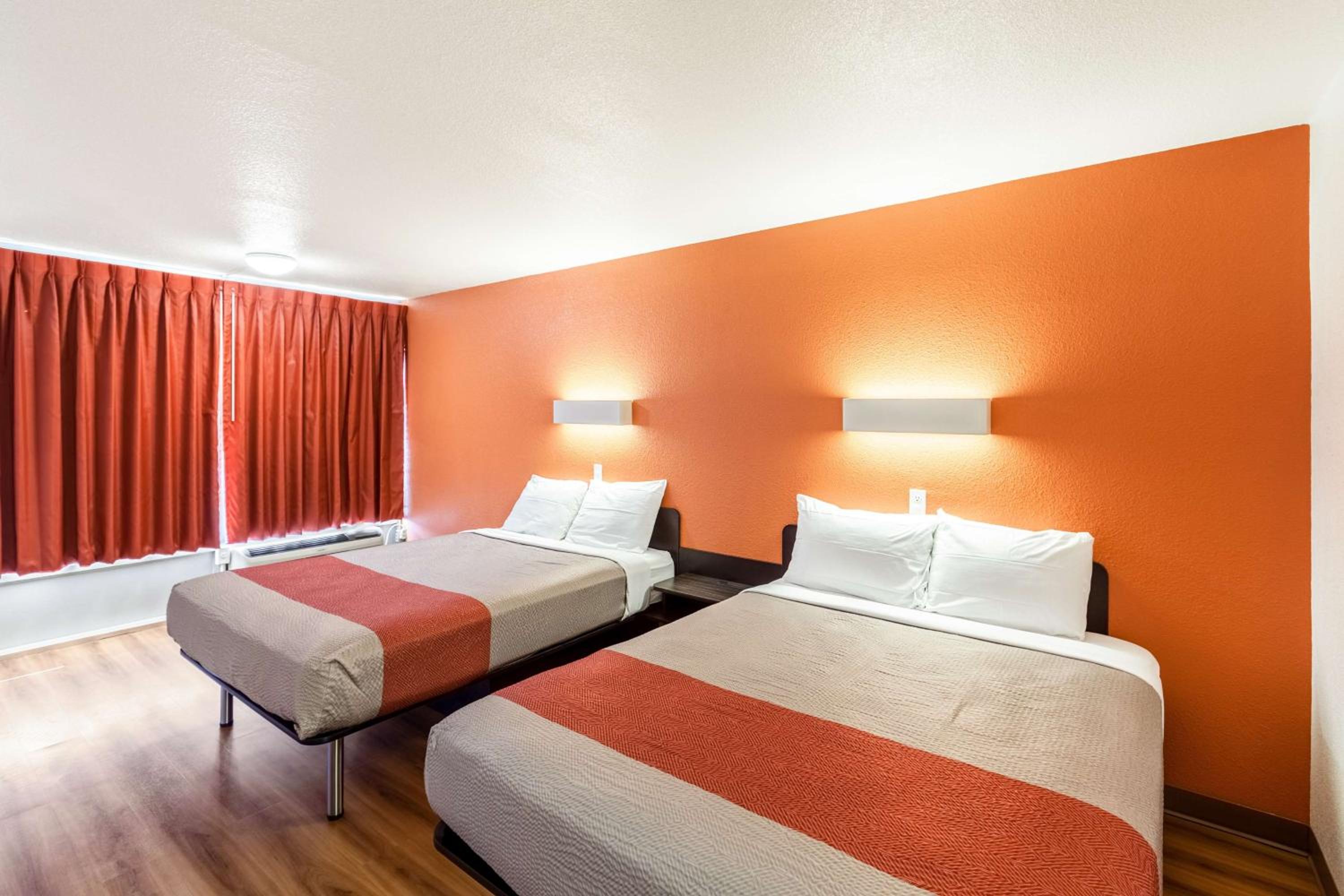 Queen Room with Two Queen Beds - Non-Smoking - Photo 1