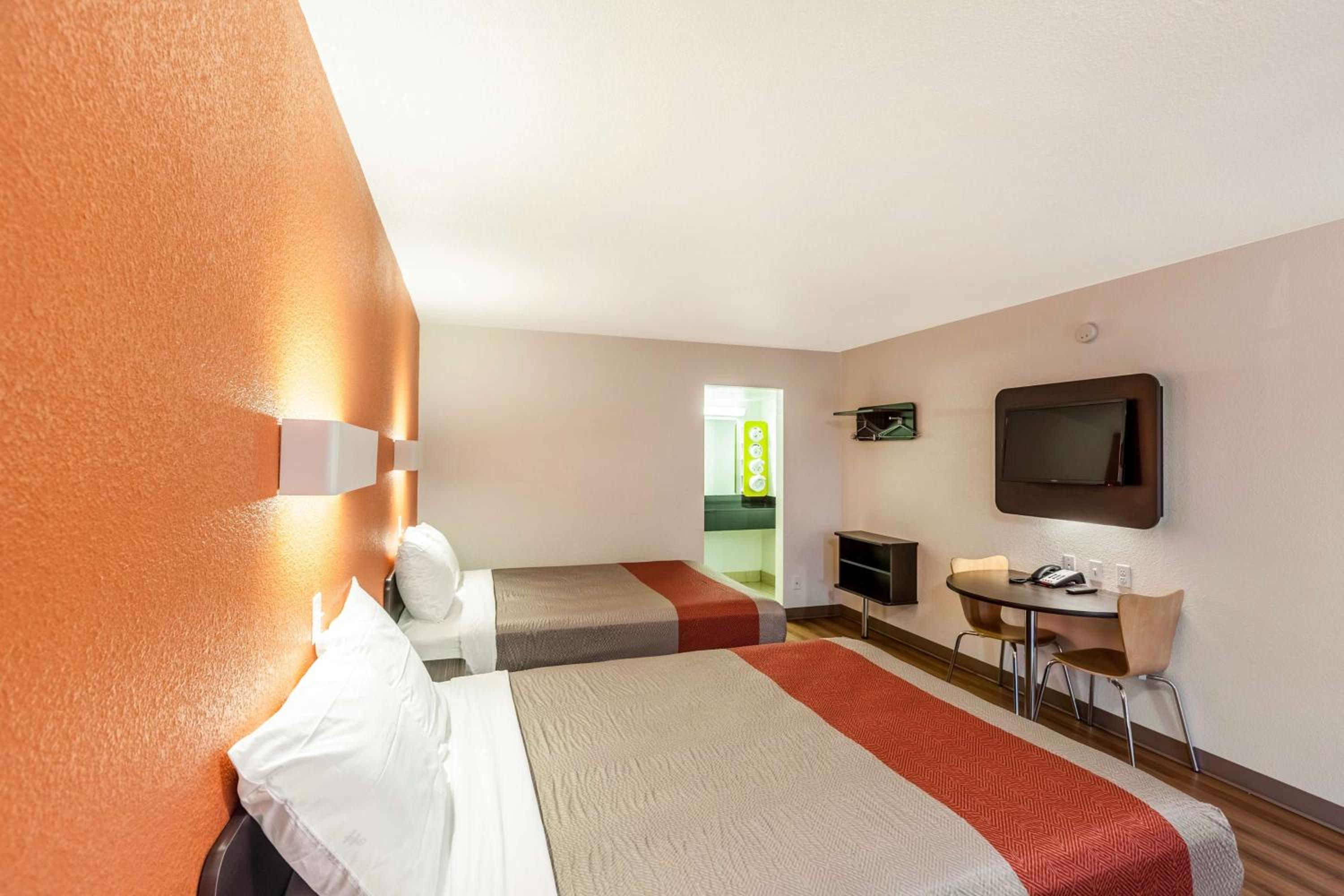 Queen Room with Two Queen Beds - Non-Smoking - Photo 3
