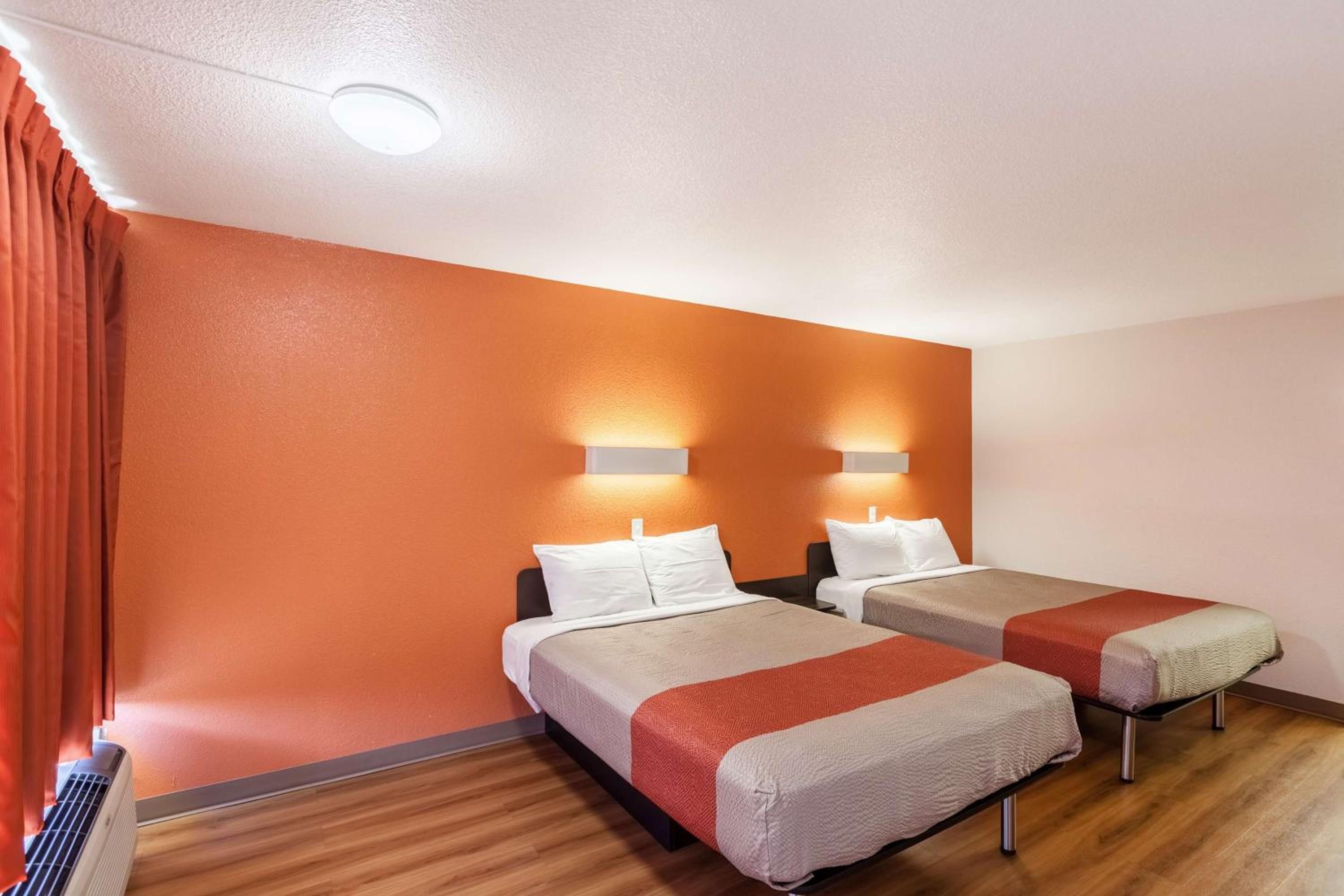 Queen Room with Two Queen Beds - Non-Smoking - Photo 4