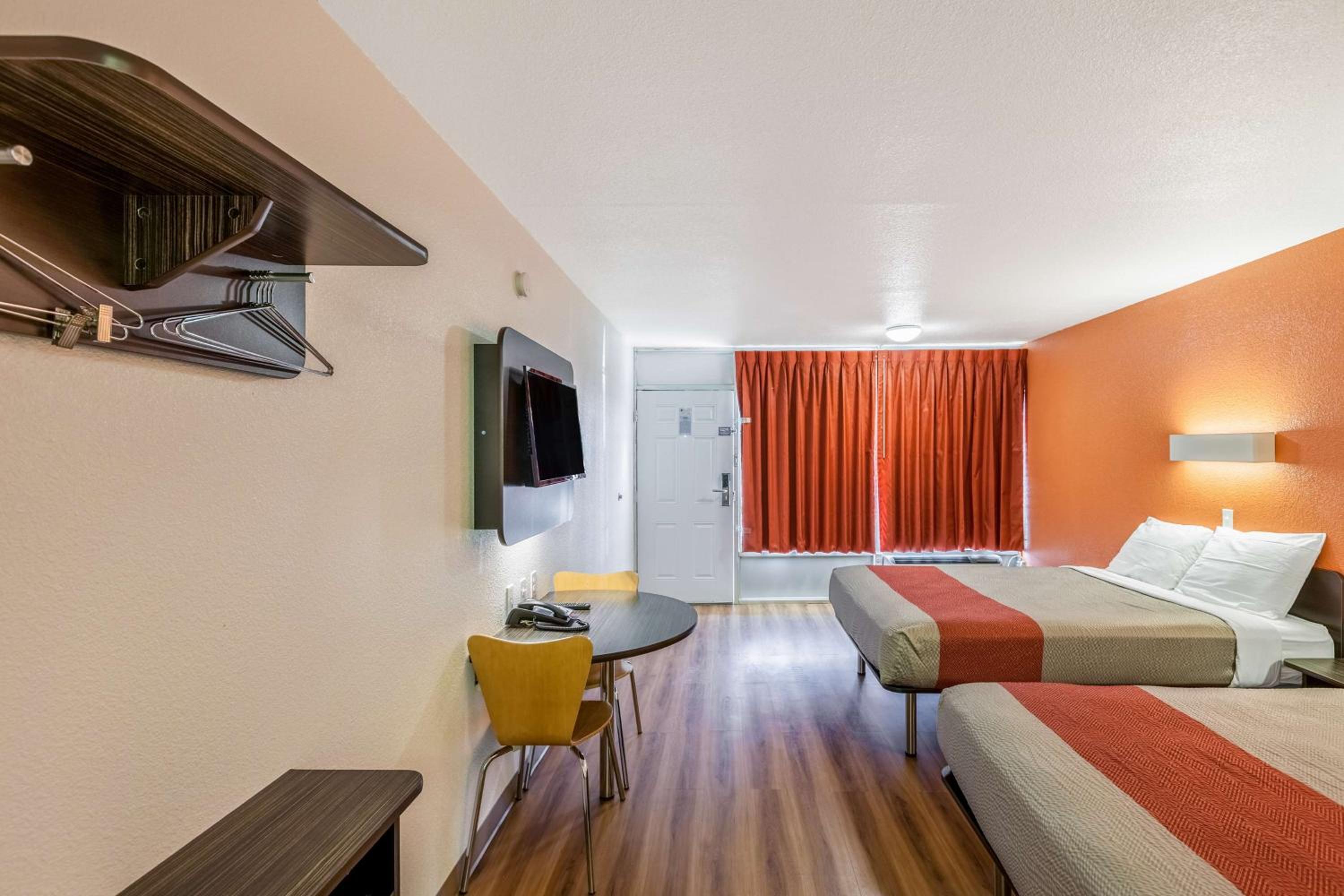 Queen Room with Two Queen Beds - Non-Smoking - Photo 5
