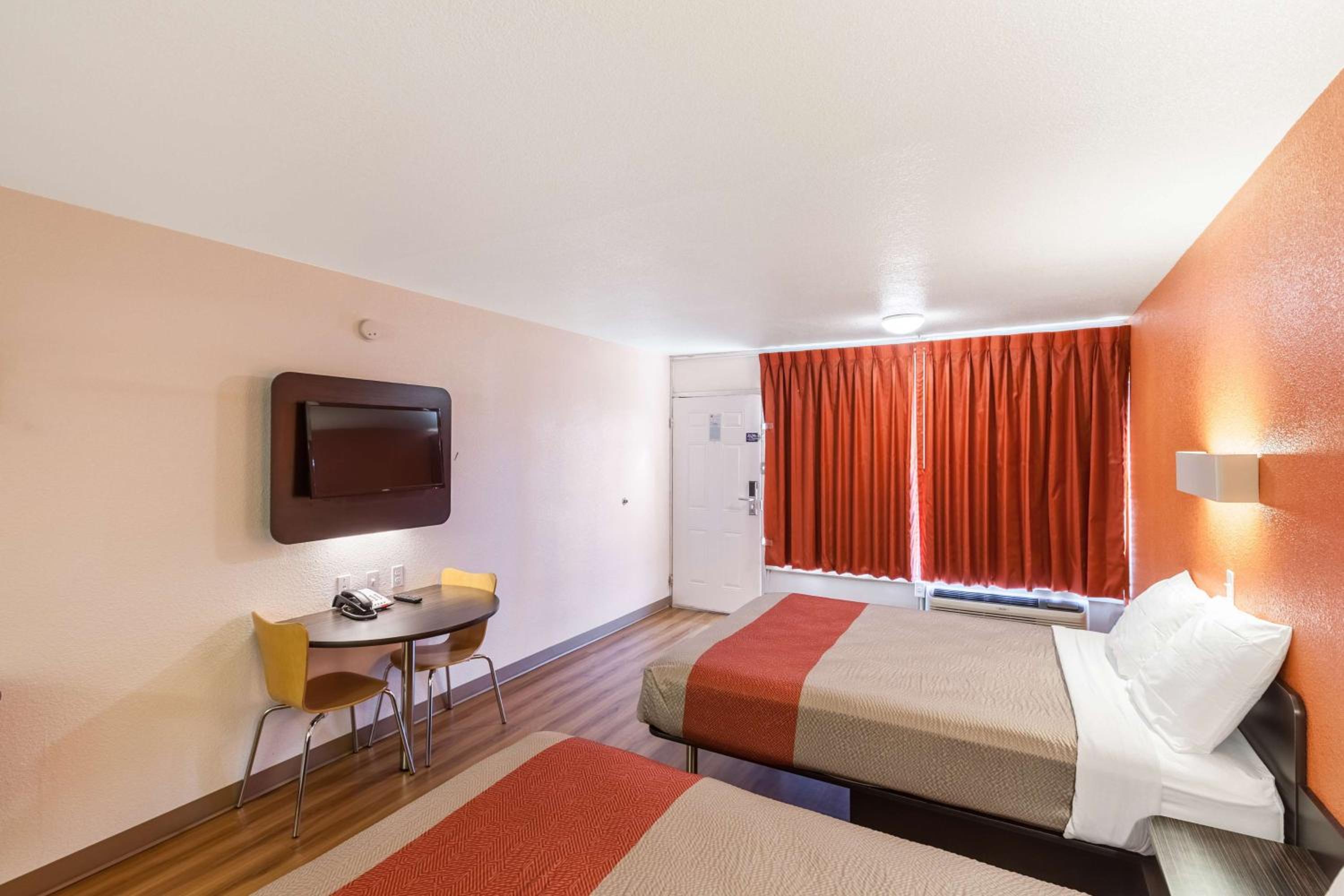 Queen Room with Two Queen Beds - Non-Smoking - Photo 6