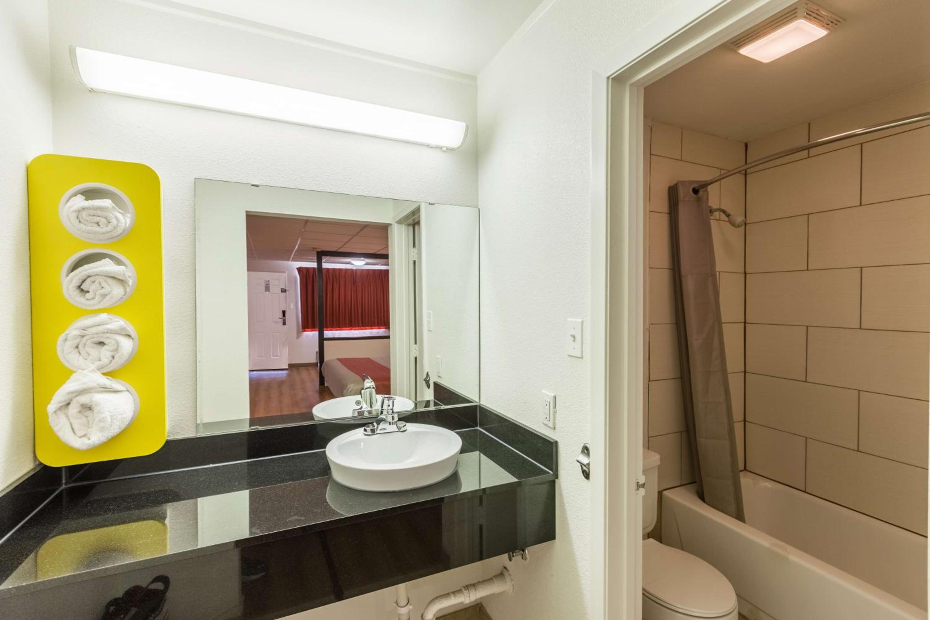 Queen Room with Two Queen Beds - Non-Smoking - Photo 7