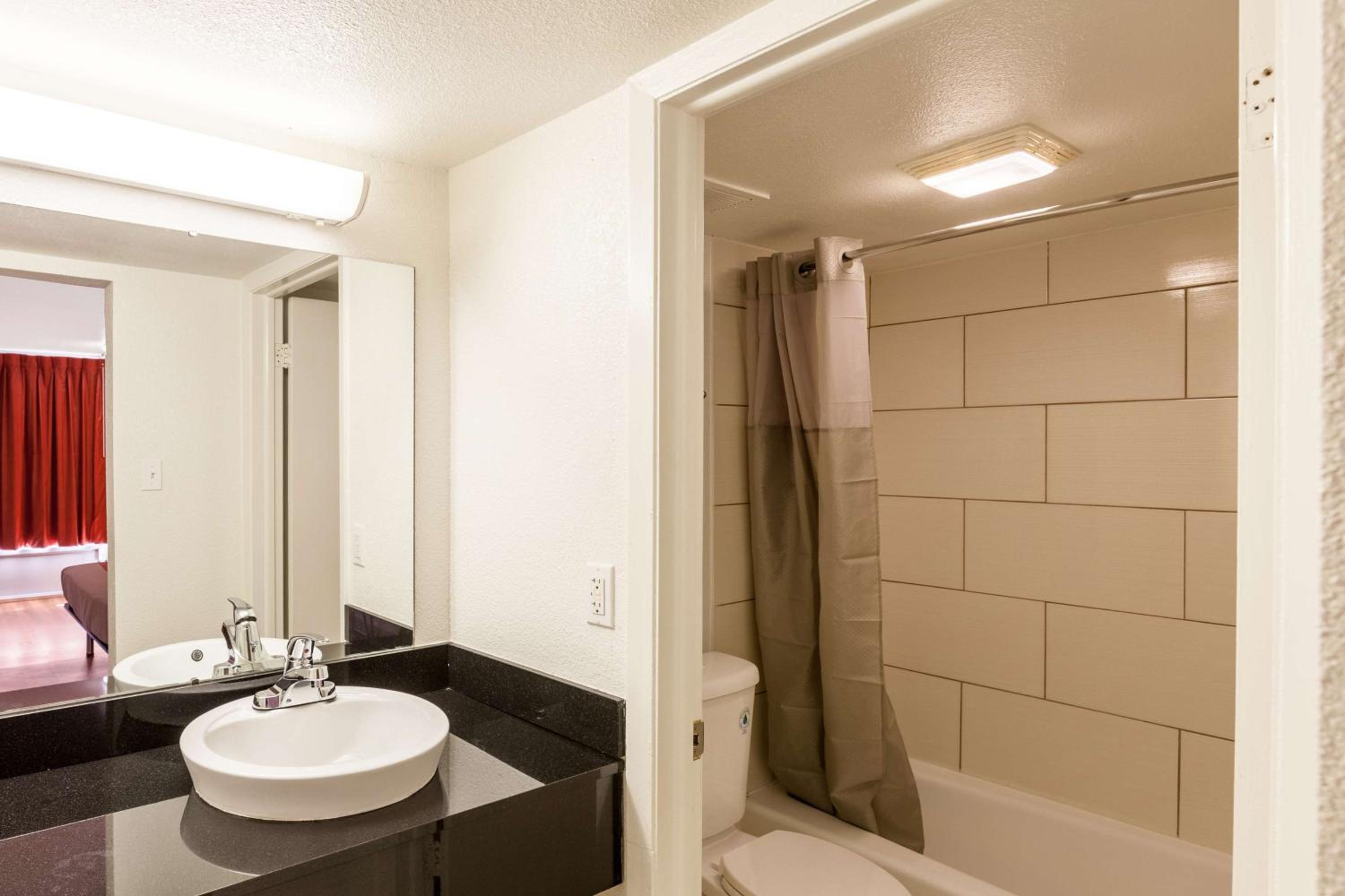 Queen Room with Two Queen Beds - Non-Smoking - Photo 8