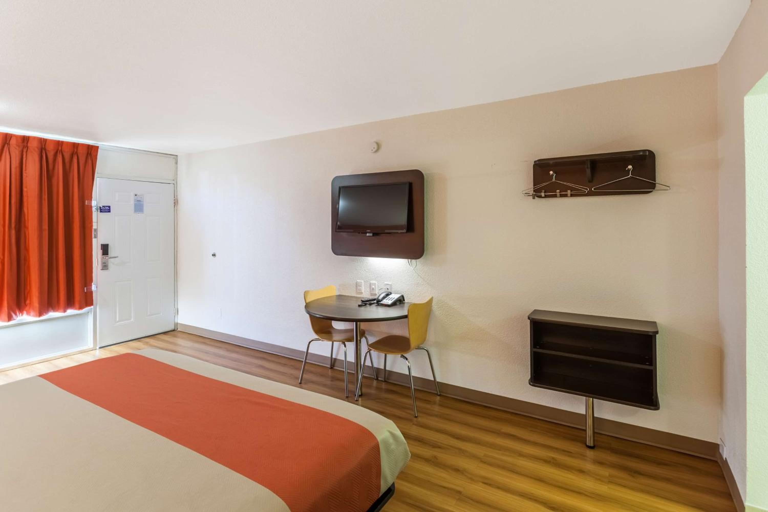 King Room - Non-Smoking - Photo 6