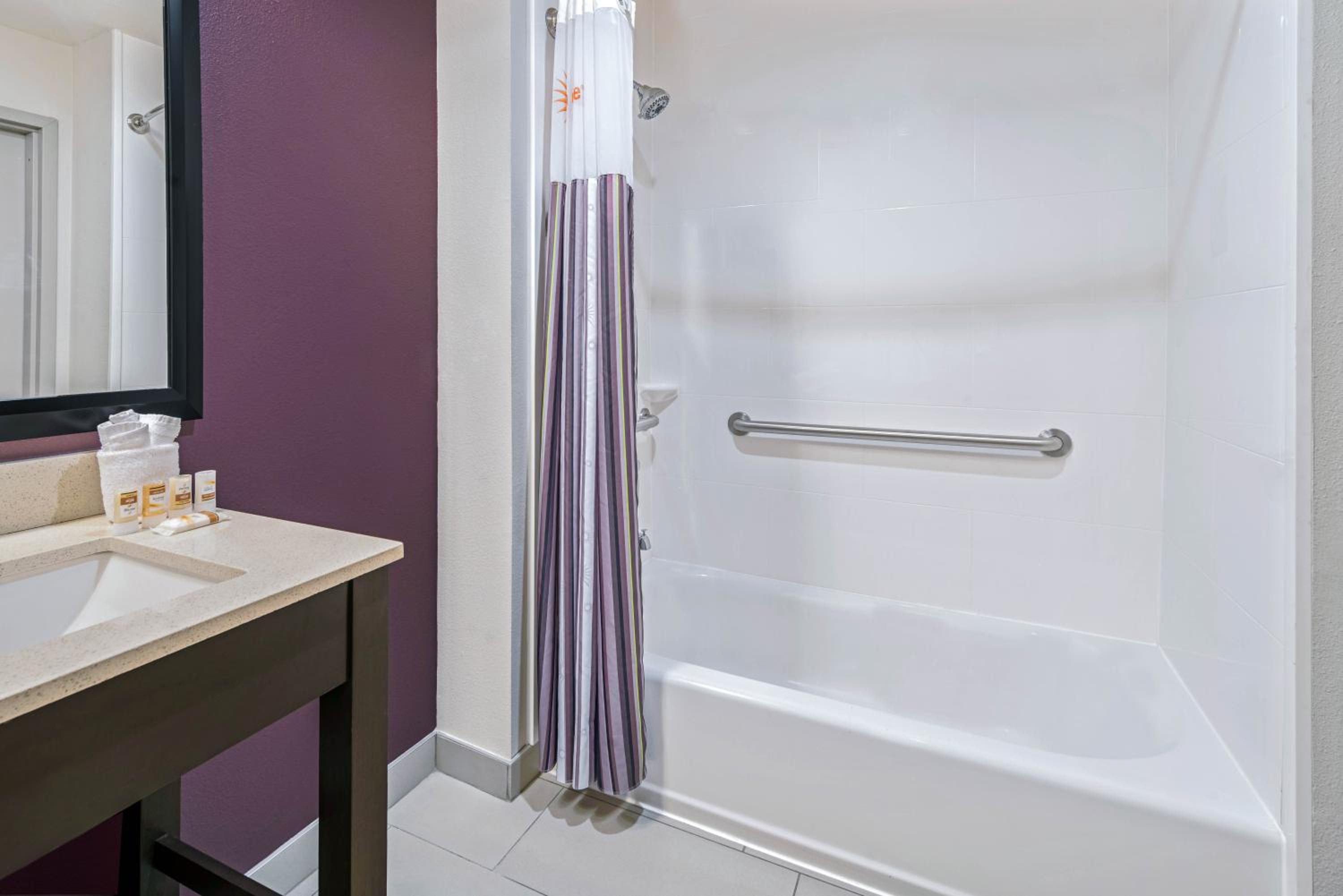 Queen Room with Two Queen Beds and Bath Tub - Mobility Accessible/Non-Smoking