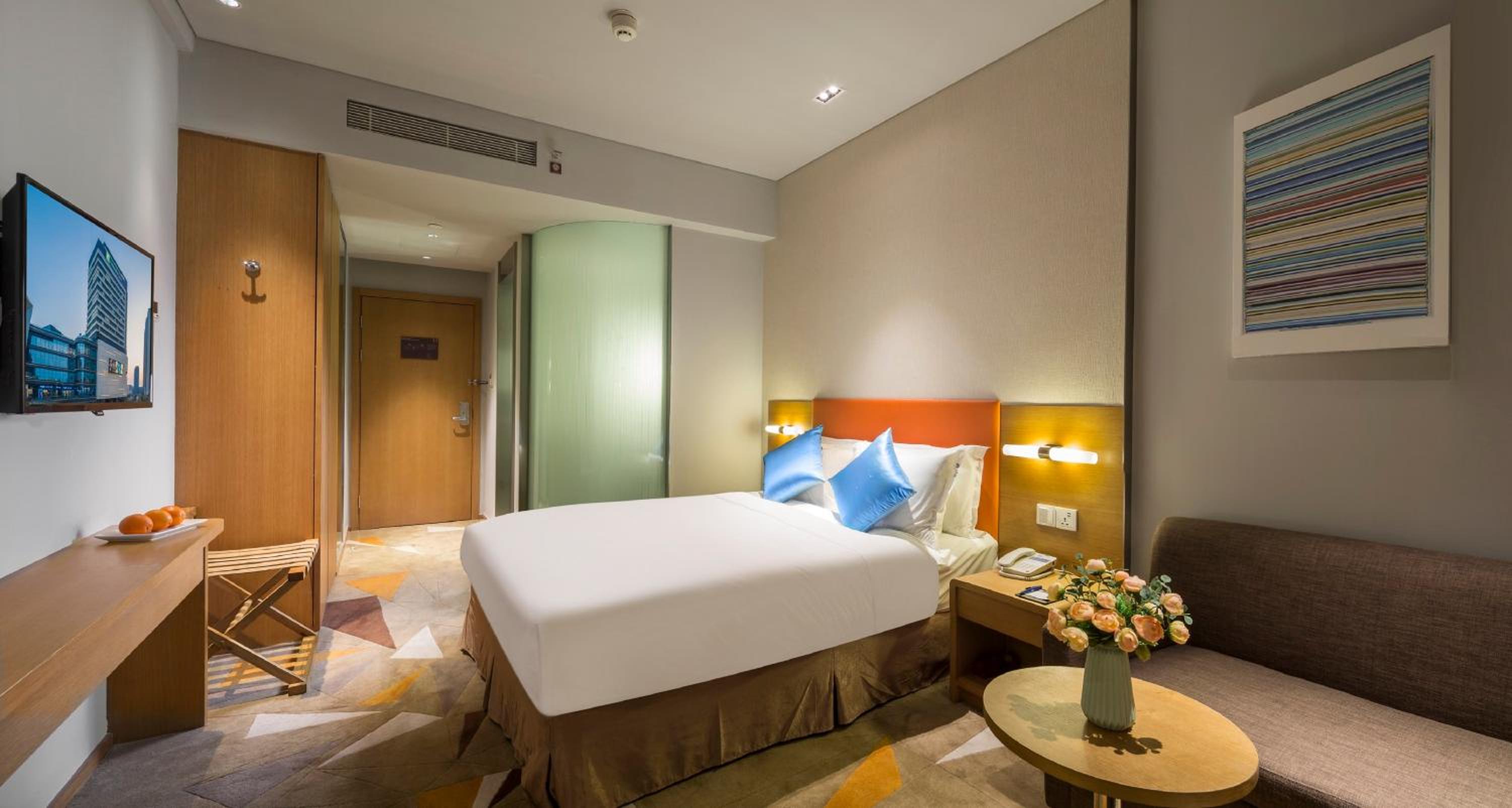 Queen Room - Accessible