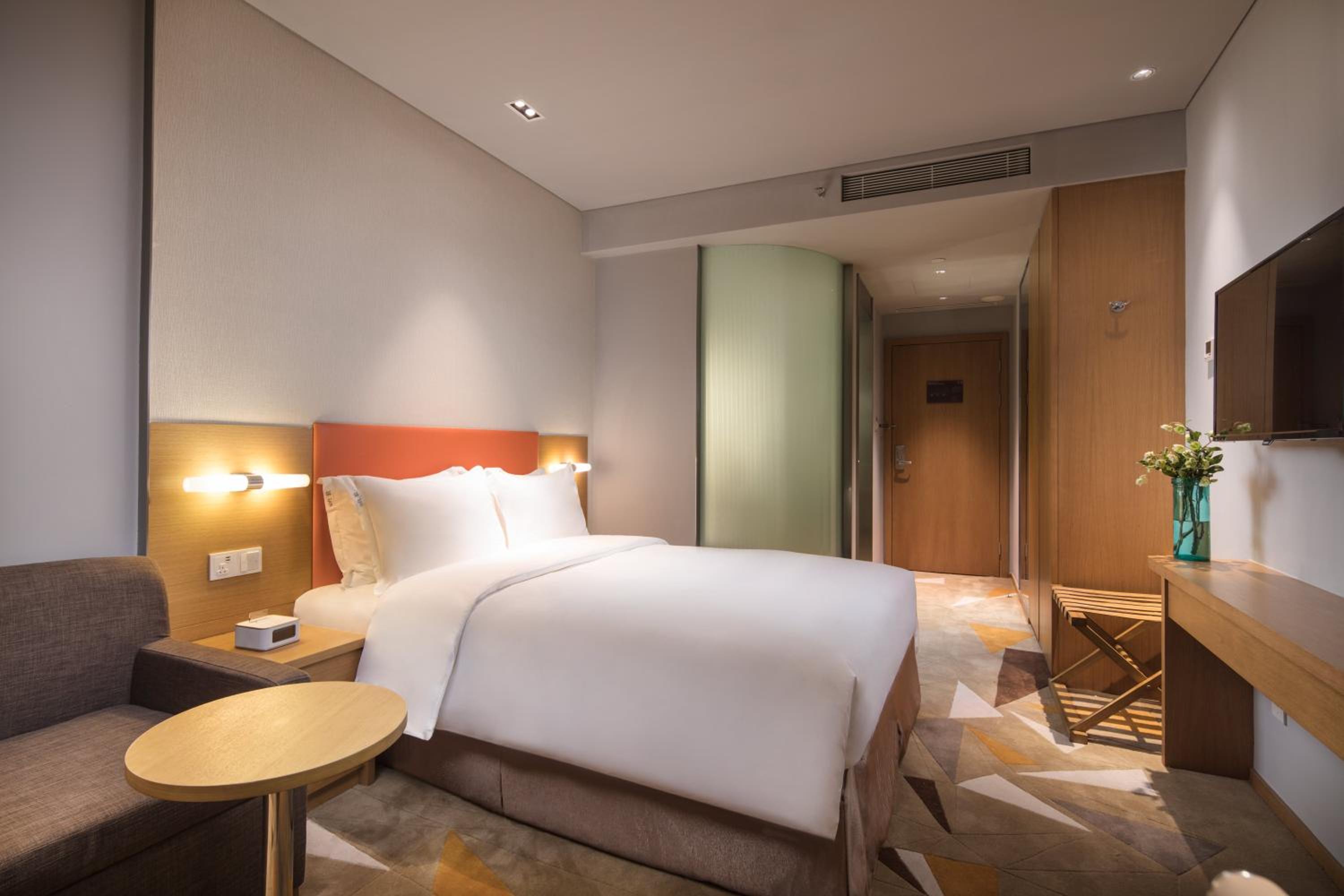 Queen Room - Accessible