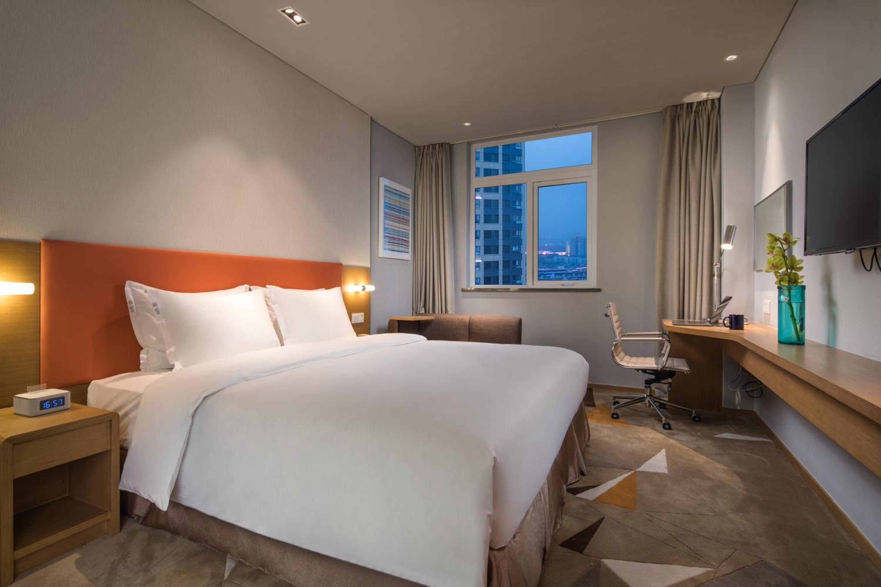 Queen Room - Accessible